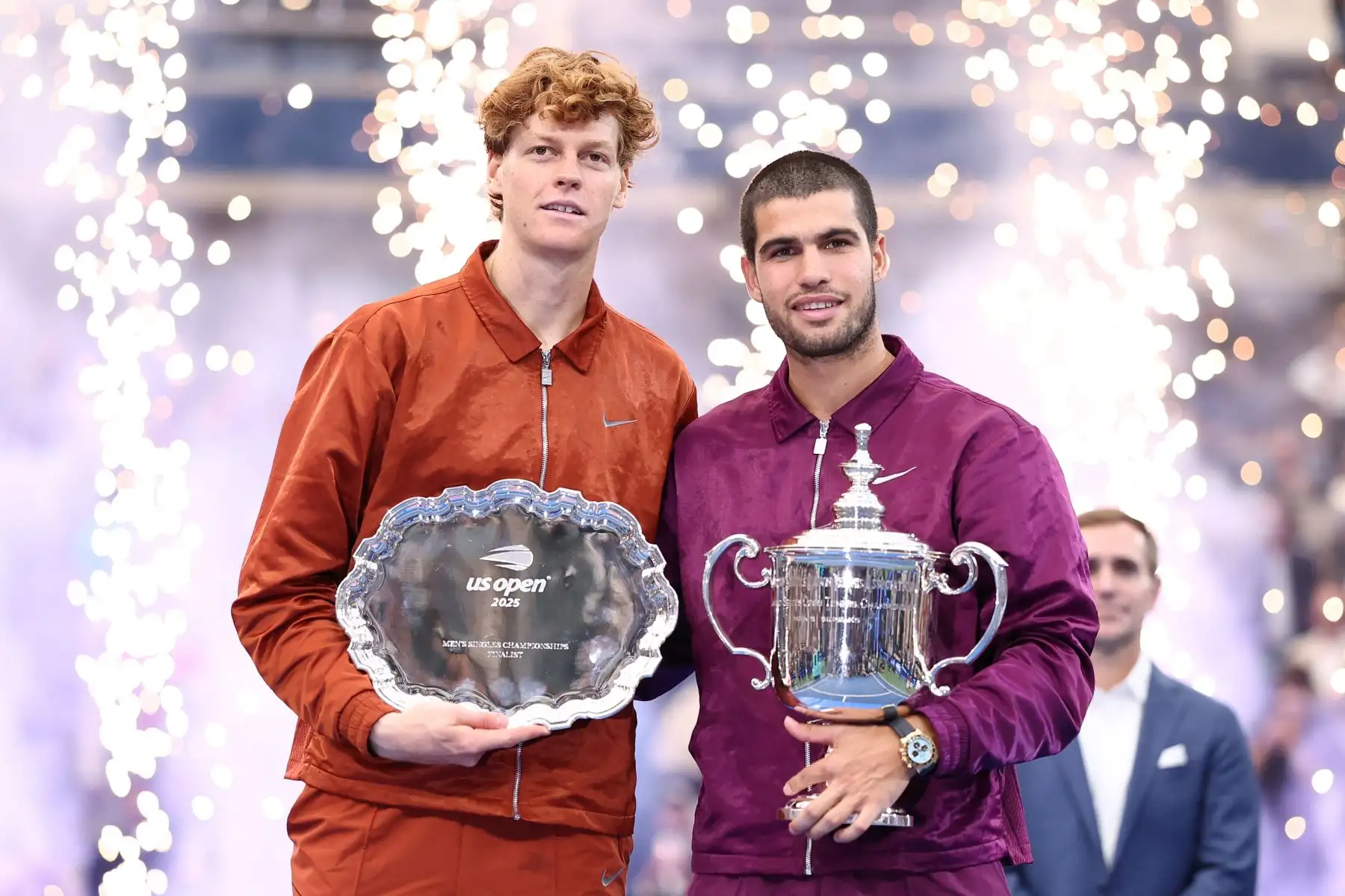 El español Carlos Alcaraz y el italiano Jannik Sinner posan con sus trofeos después de que Alcaraz ganara la final de tenis individual masculino en el día quince del torneo de tenis US Open en el Centro Nacional de Tenis USTA Billie Jean King en la ciudad de Nueva York.
Foto:  AFP
