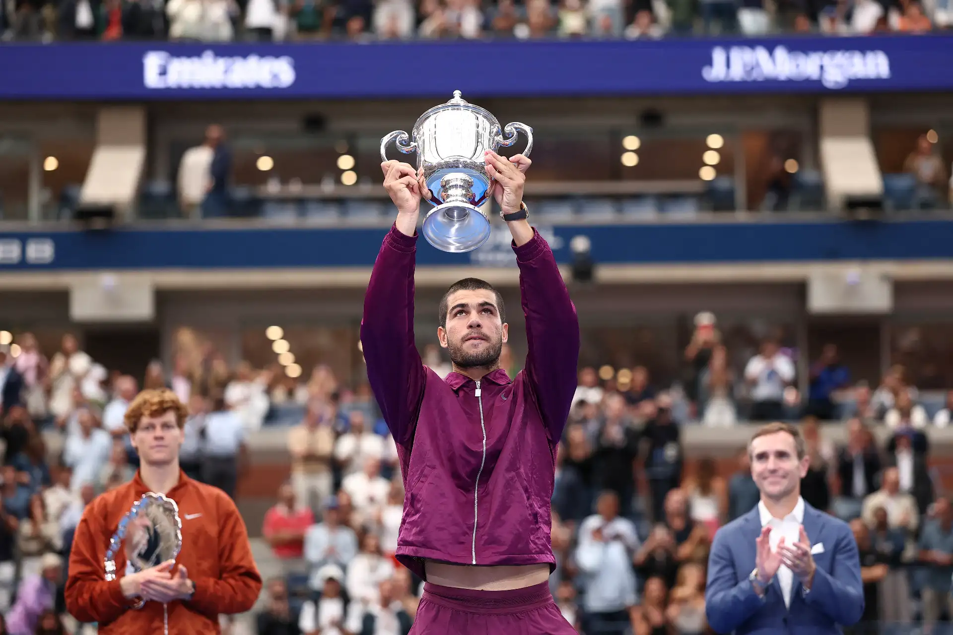El español Carlos Alcaraz celebra con su trofeo la victoria sobre el italiano Jannik Sinner (I) durante su partido final de tenis individual masculino en el día quince del torneo de tenis US Open en el Centro Nacional de Tenis USTA.
Foto: AFP