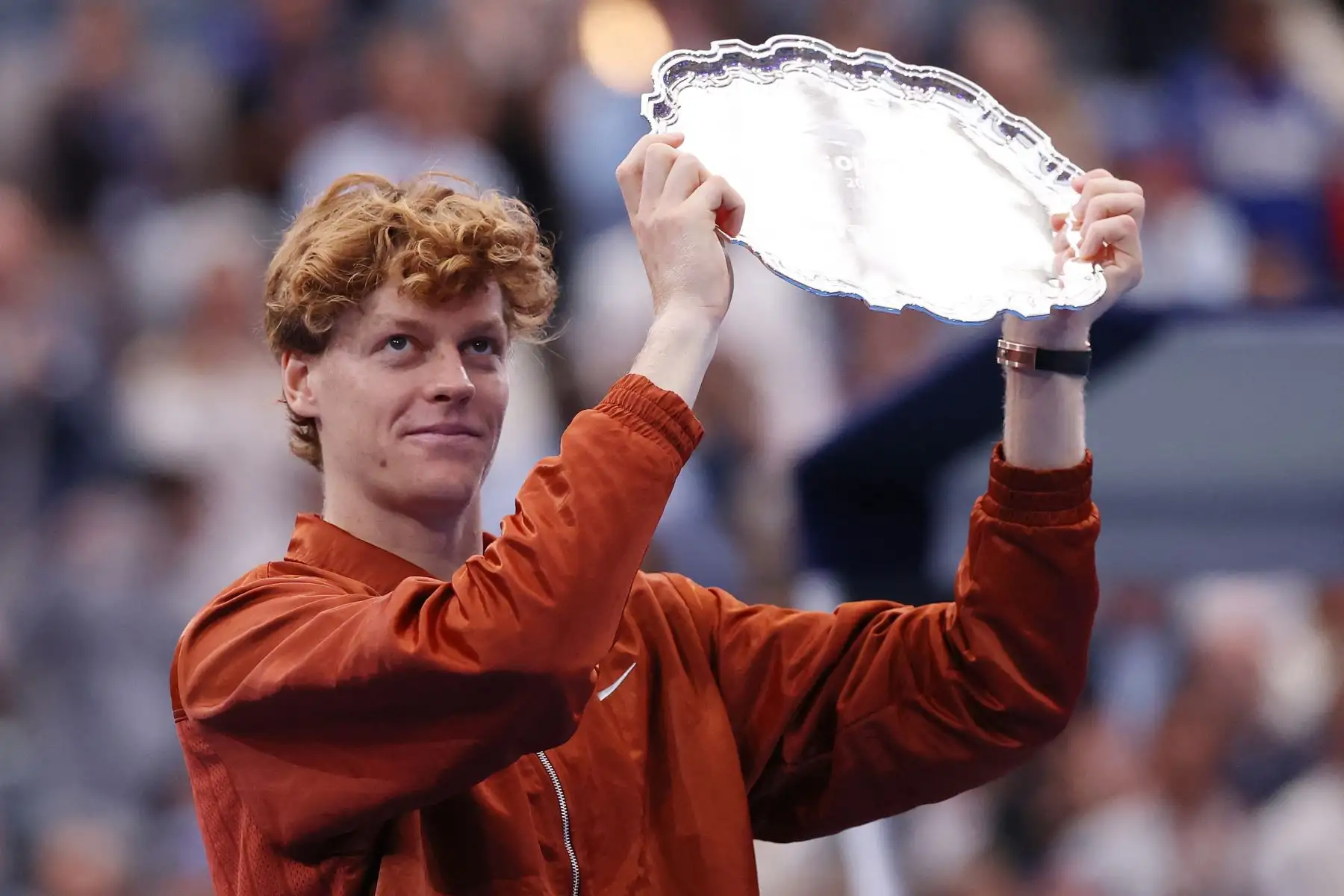 Jannik Sinner, de Italia, posa con su trofeo tras perder contra Carlos Alcaraz, de España, durante la final individual masculina de la decimoquinta jornada del Abierto de Estados Unidos 2025 en el Centro Nacional de Tenis Billie Jean King de la USTA.
Foto: AFP