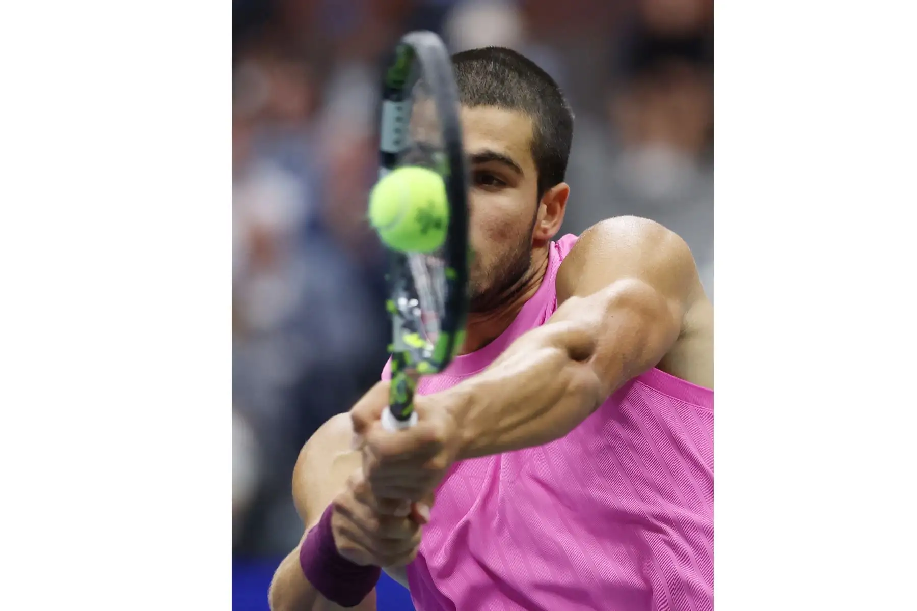 El español Carlos Alcaraz regresa contra el italiano Jannik Sinner durante la final individual masculina de la decimoquinta jornada del Abierto de Estados Unidos 2025 en el Centro Nacional de Tenis Billie Jean King de la USTA.
Foto: AFP