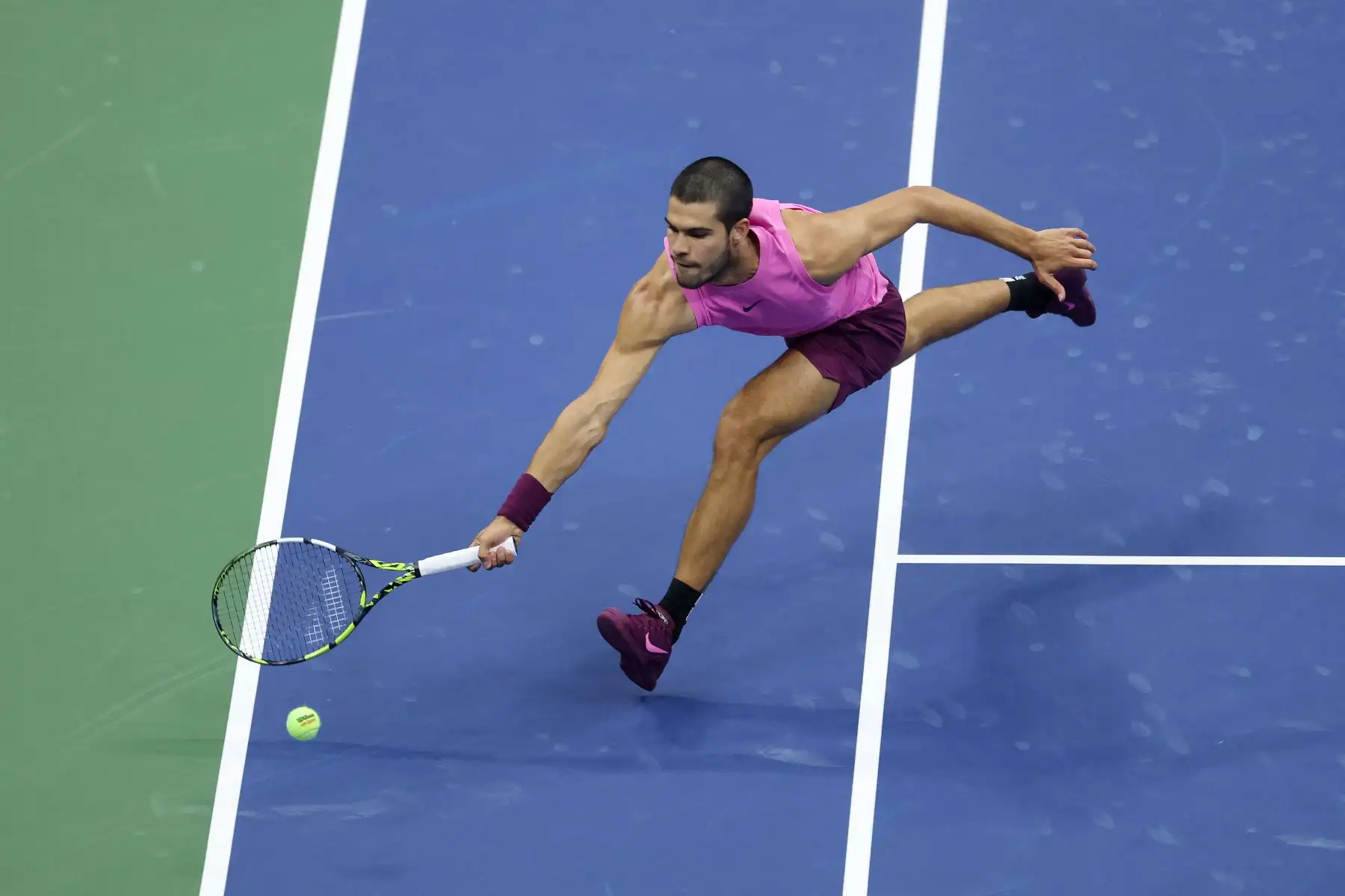 El español Carlos Alcaraz intenta devolver un golpe contra el italiano Jannik Sinner durante la final individual masculina de la decimoquinta jornada del Abierto de Estados Unidos 2025 en el Centro Nacional de Tenis Billie Jean King de la USTA.
Foto: AFP
