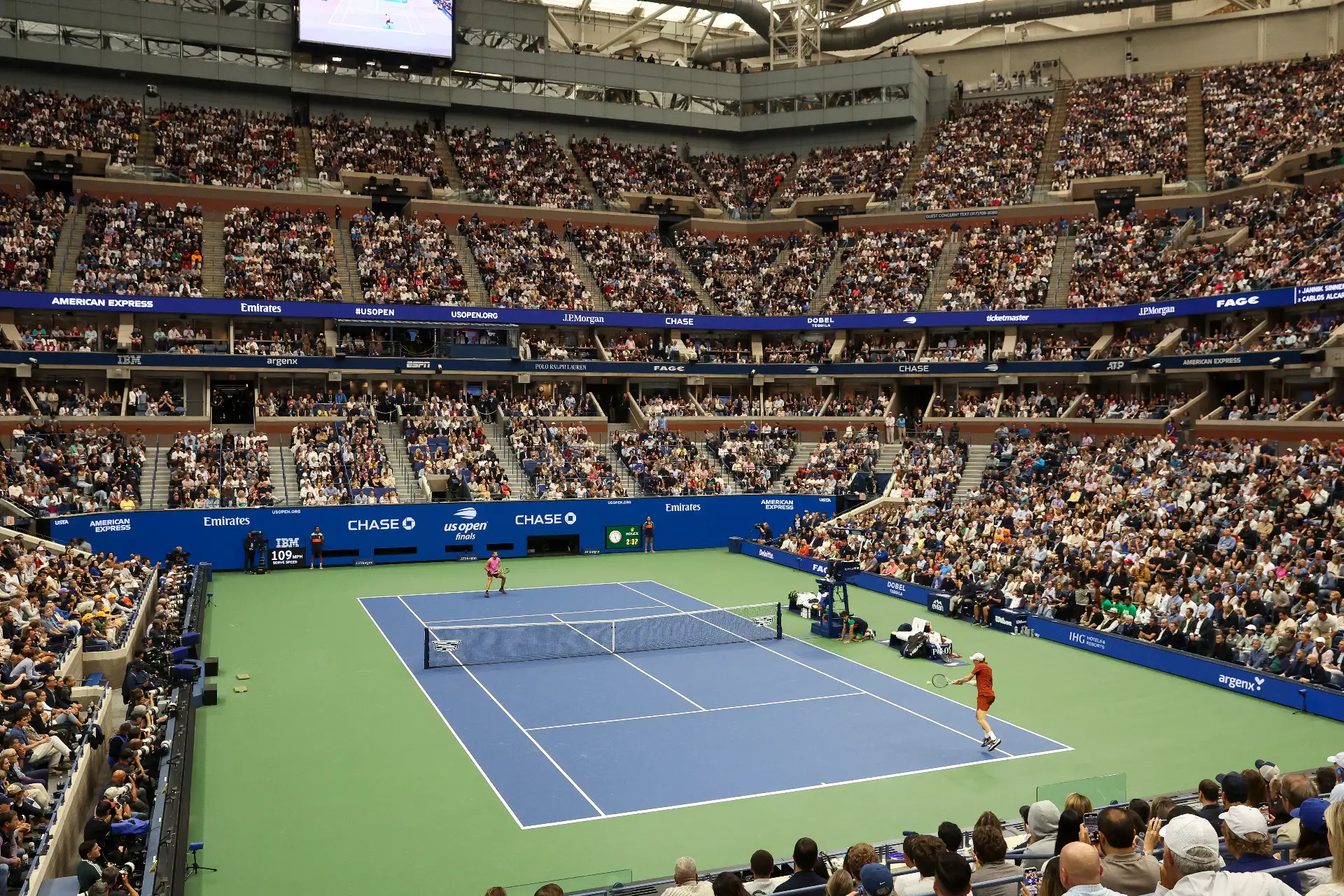 Carlos Alcaraz de España y Jannik Sinner de Italia  en acción durante la final individual masculina del Abierto de Estados Unidos en el Centro Nacional de Tenis Billie Jean King de la USTA.
Foto: EFE