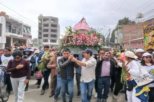 En el camino, la imagen de la patrona del valle del Mantaro y la región Junín, fue venerada por los devotos quienes armaron capillas y elaboraron alfombras multicolores.