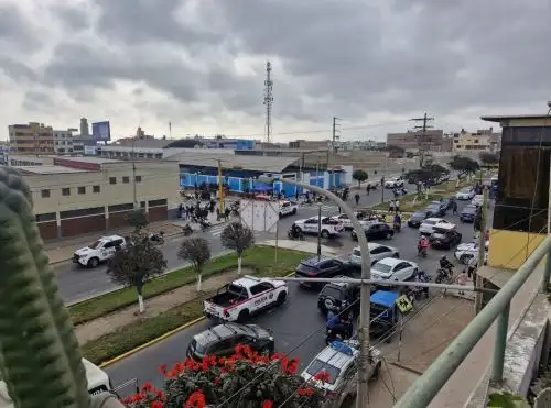 La Policía Nacional actuó rápidamente y detuvo a dos personas involucradas en el robo de una camioneta en Trujillo. Los sujetos se enfrentaron a tiros a los agentes del orden. ANDINA/Difusión