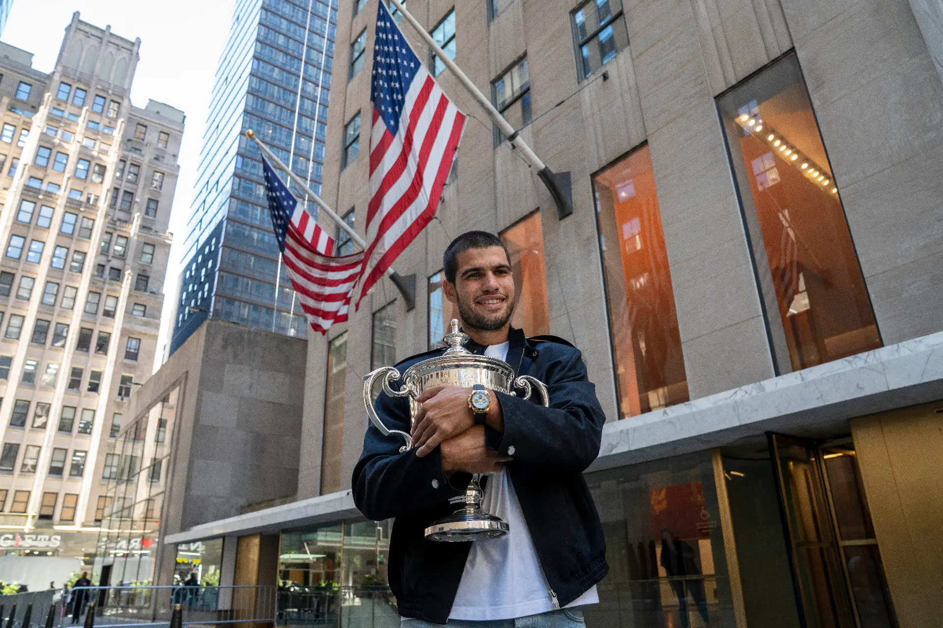 El tenista español Carlos Alcaraz, posa con el trofeo que lo acredita como campeón del Abierto de Estados Unidos 2025 , en el Rockefeller Center de Nueva York (EE.UU.). 
Foto: EFE
