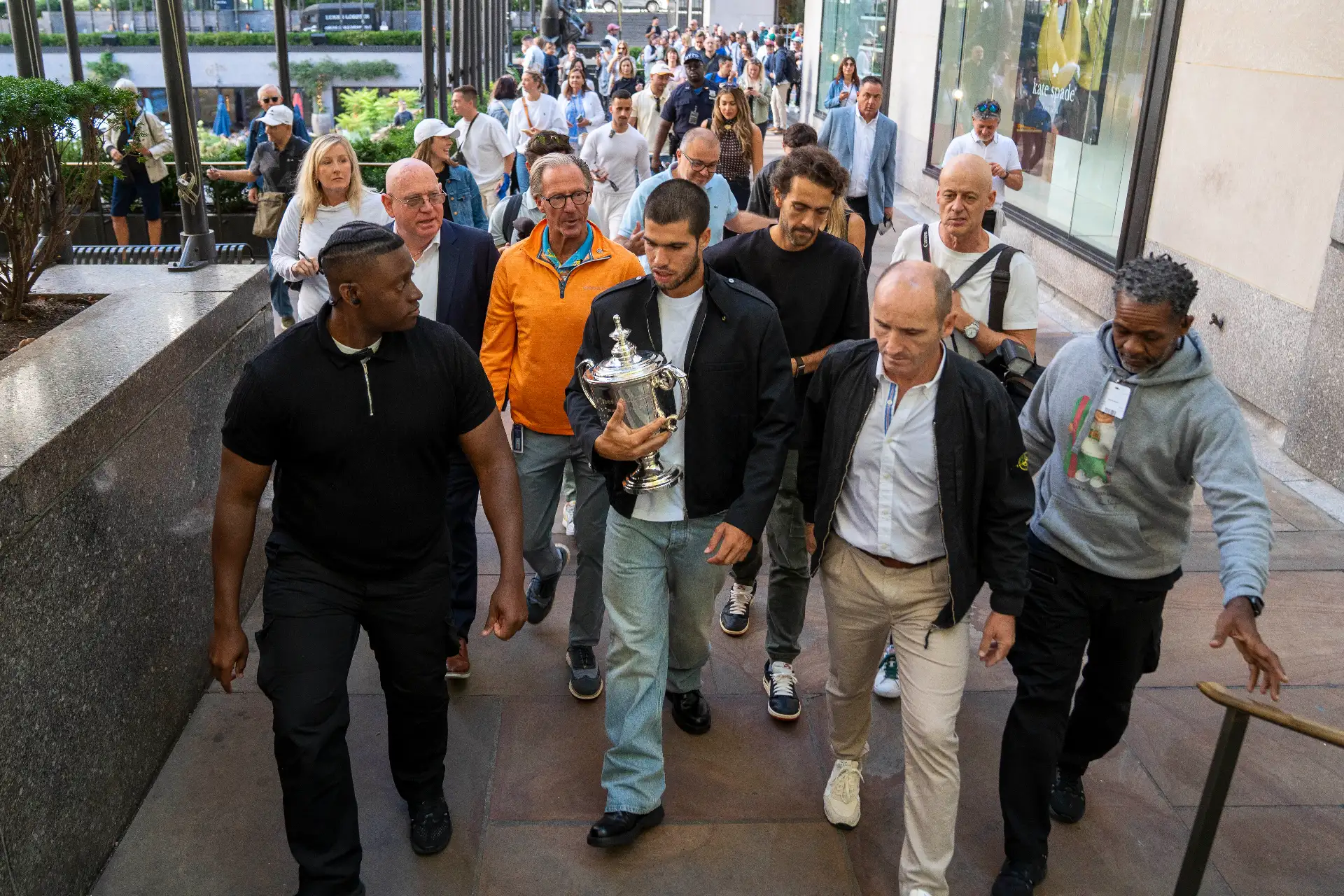 El tenista español Carlos Alcaraz , camina con el trofeo que lo acredita como campeón del Abierto de Estados Unidos 2025 este lunes, en el Rockefeller Center de Nueva York (EE.UU.).
Foto: EFE