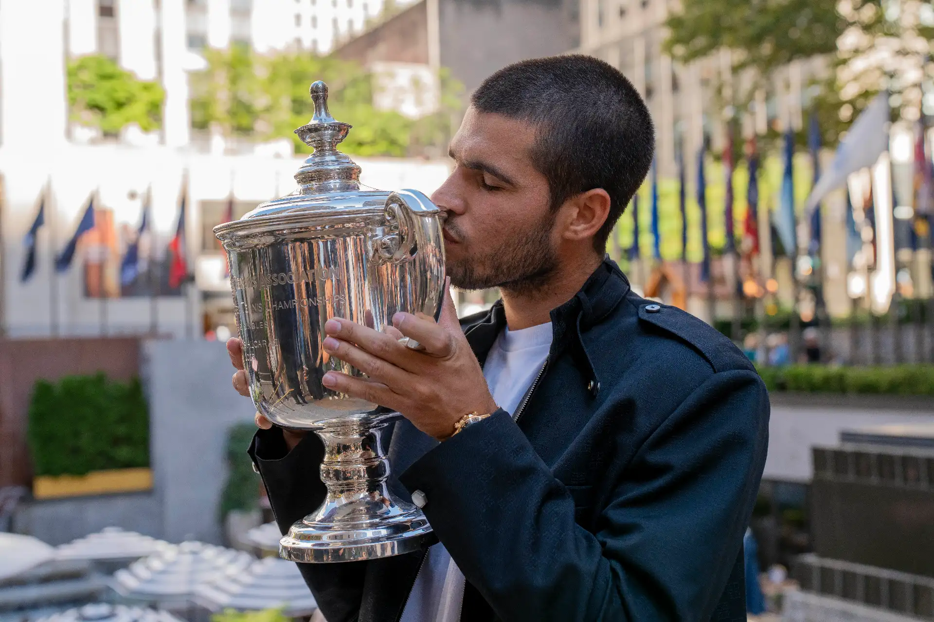 El tenista español Carlos Alcaraz, besa el trofeo que lo acredita como campeón del Abierto de Estados Unidos 2025 este lunes, en el Rockefeller Center de Nueva York (EE.UU.). 
Foto: EFE