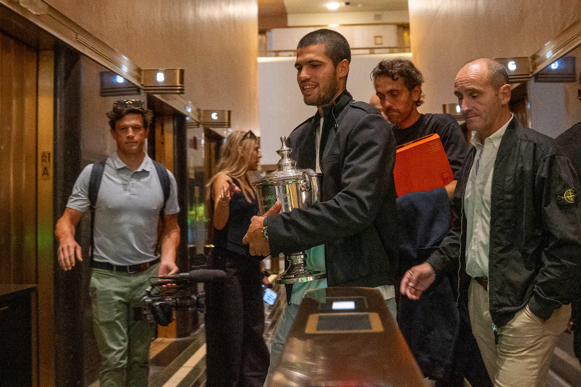 El tenista español Carlos Alcaraz, camina con el trofeo que lo acredita como campeón del Abierto de Estados Unidos 2025 este lunes, en el Rockefeller Center de Nueva York (EE.UU.). 
Foto: EFE