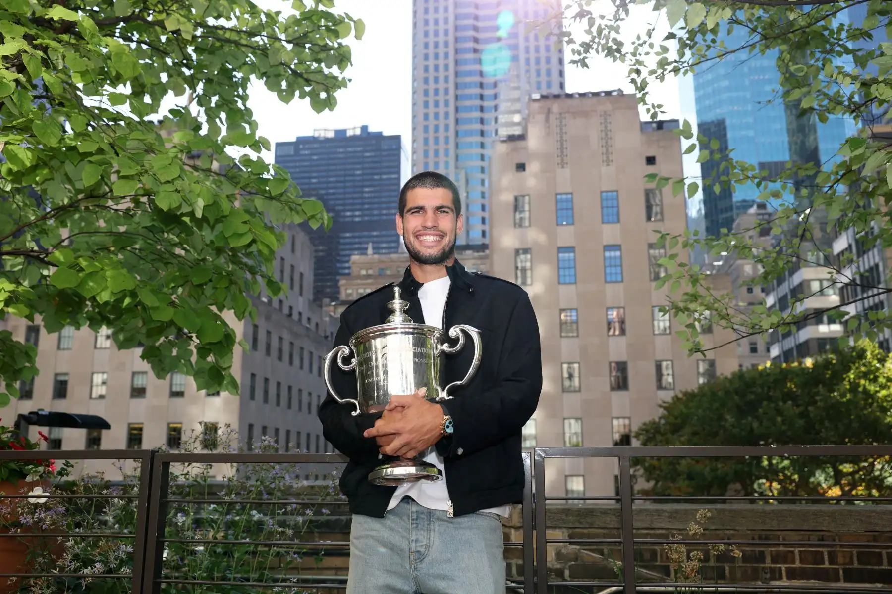 El español Carlos Alcaraz, campeón del US Open 2025, posa para una foto con vistas a la Plaza Rockefeller con el trofeo individual masculino tras su victoria sobre el italiano Jannik Sinner en la final individual masculina  en la ciudad de Nueva York. 
Foto: AFP