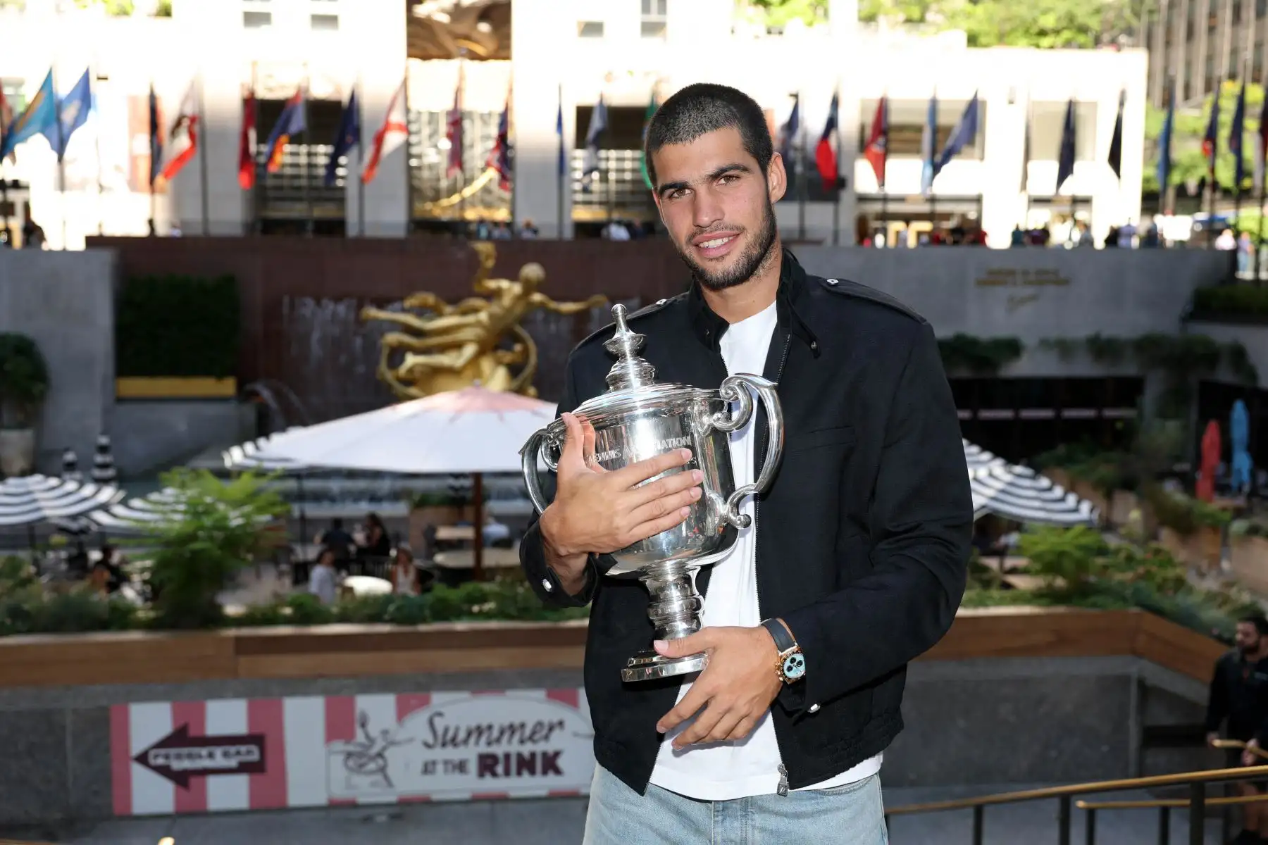 El español Carlos Alcaraz, campeón del US Open 2025, posa para una foto con vistas a la Plaza Rockefeller con el trofeo individual masculino tras su victoria sobre el italiano Jannik Sinner en la final individual masculina.
Foto: AFP