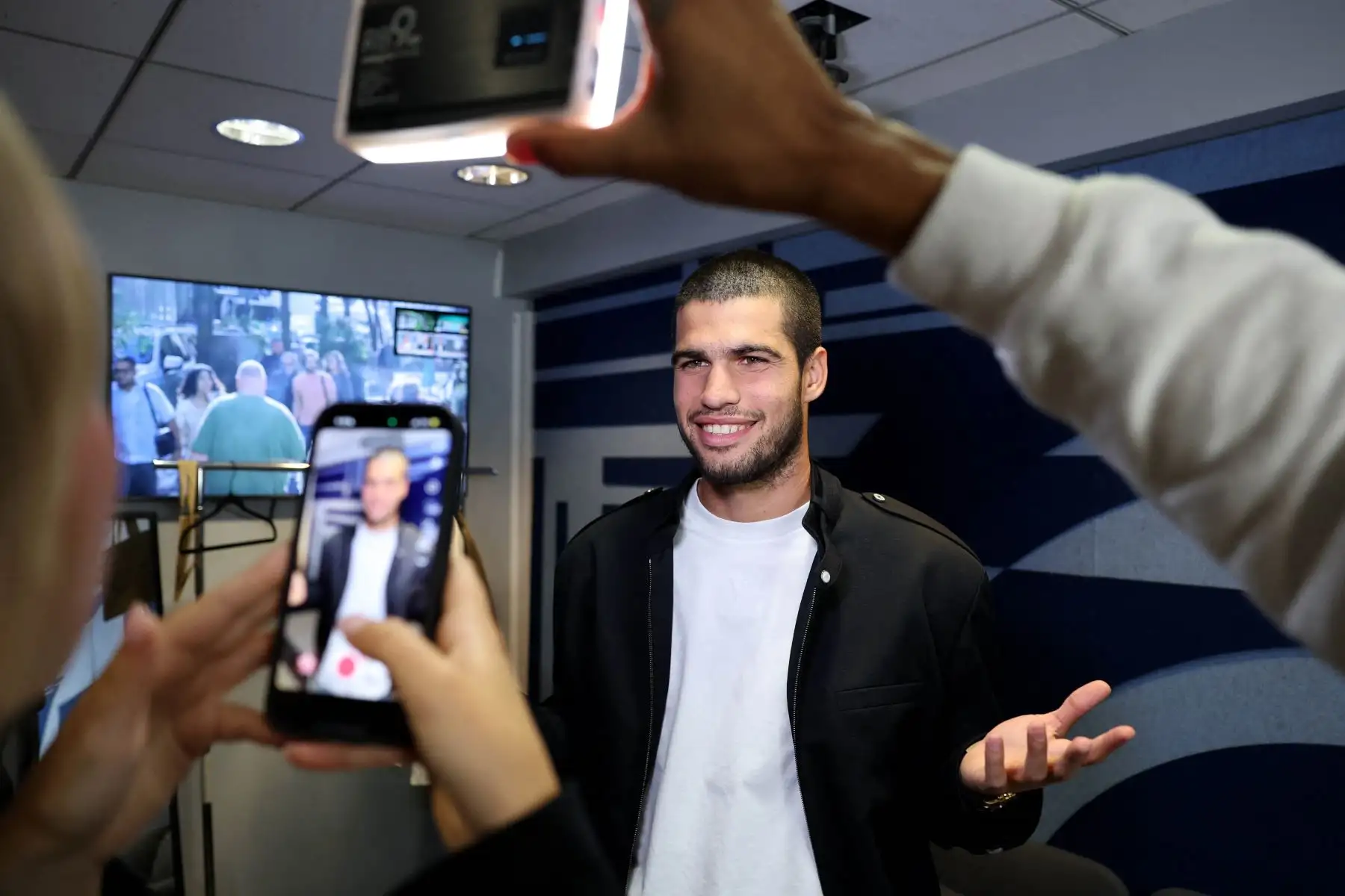 El español Carlos Alcaraz, campeón del US Open 2025, comparte un TikTok con su equipo durante una grabación para el Today Show tras su victoria sobre el italiano Jannik Sinner en la final individual masculina en el Rockefeller Plaza  en la ciudad de Nueva York. 
Foto: AFP
