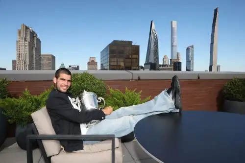 Carlos Alcaraz: el campeón del US Open 2025 posa en el  Hotel Lotte New York Palace