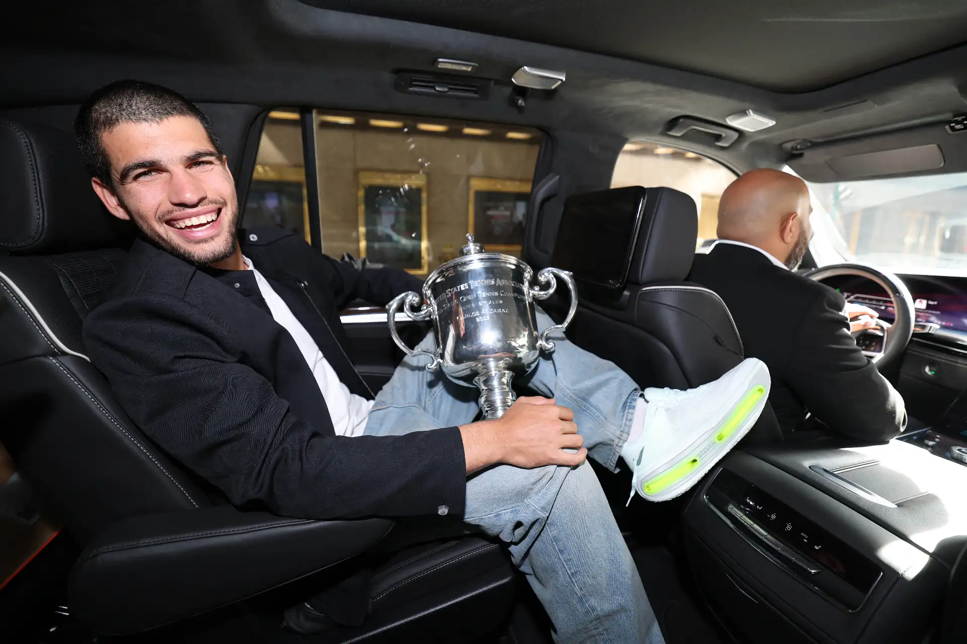 El español Carlos Alcaraz, campeón del US Open 2025, posa para una foto en su coche con el trofeo individual masculino tras su victoria sobre el italiano Jannik Sinner en la final individual masculina.
Foto: AFP