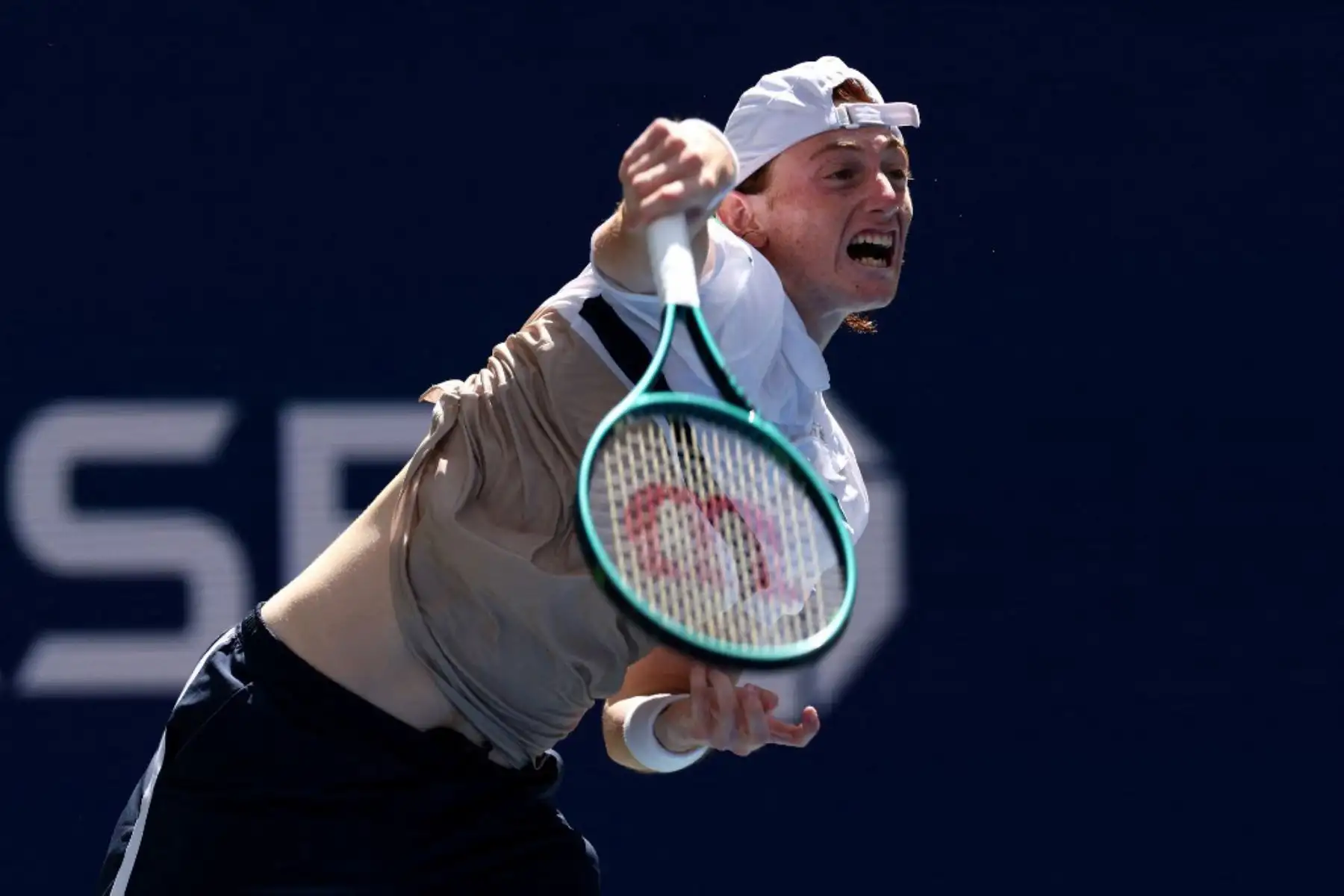 Ignacio Buse, de Perú, saca contra Ben Shelton, de Estados Unidos, durante su partido de primera ronda individual masculino en el primer día del Abierto de Estados Unidos 2025 en el Centro Nacional de Tenis Billie Jean King de la USTA.
Foto: AFP