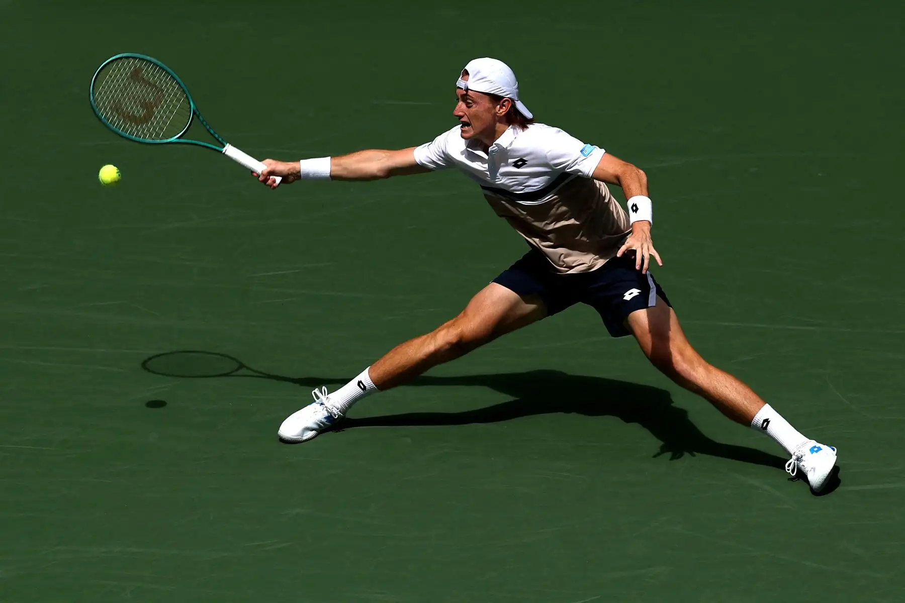 Ignacio Buse, de Perú, devuelve un tiro contra Ben Shelton, de Estados Unidos, durante su partido de primera ronda individual masculino en el primer día del Abierto de Estados Unidos 2025 en el Centro Nacional de Tenis Billie Jean King de la USTA.
Foto: AFP