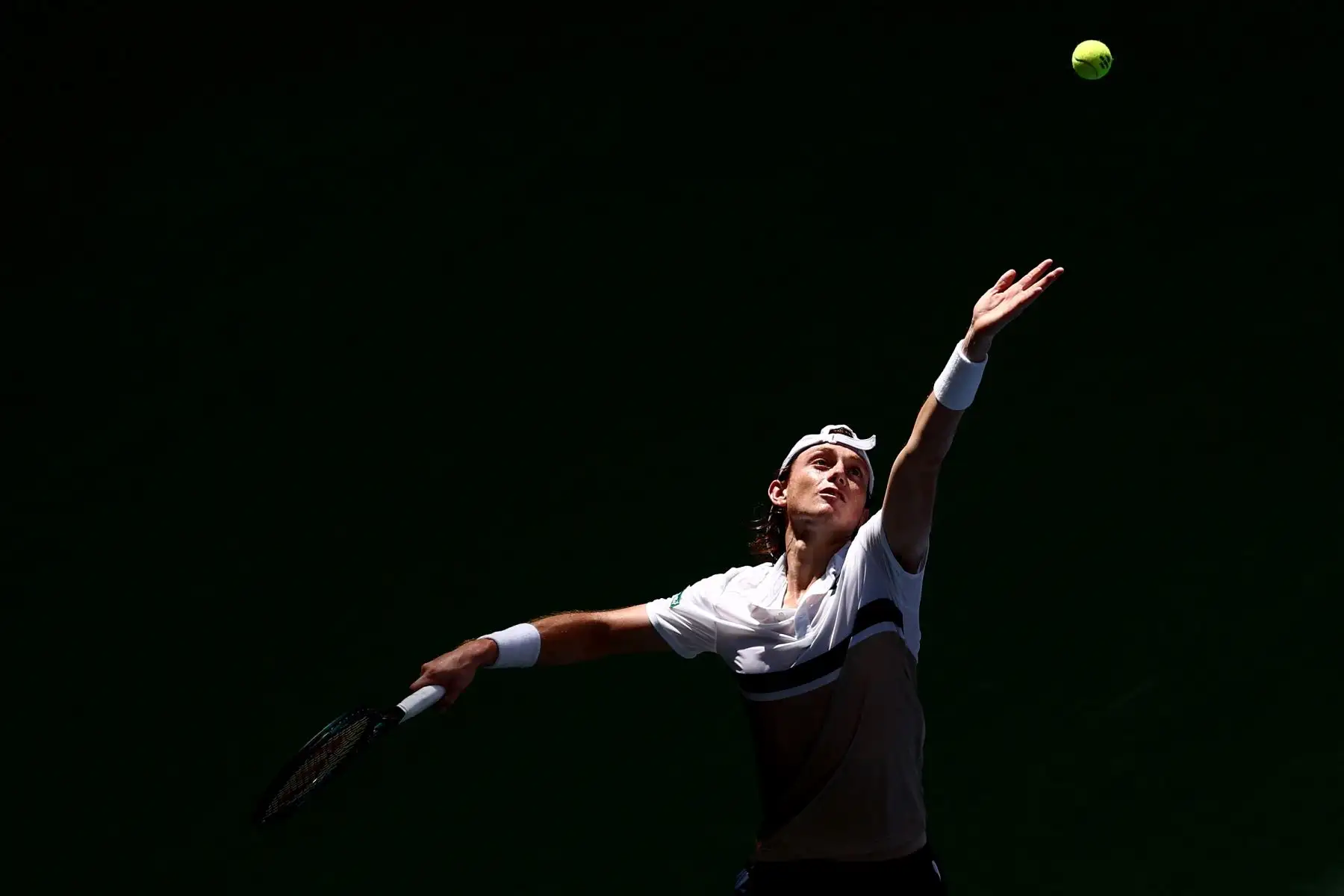 Ignacio Buse, de Perú, saca contra Ben Shelton, de Estados Unidos, durante su partido de primera ronda individual masculino en el primer día del Abierto de Estados Unidos 2025 en el Centro Nacional de Tenis Billie Jean King de la USTA.
Foto: AFP