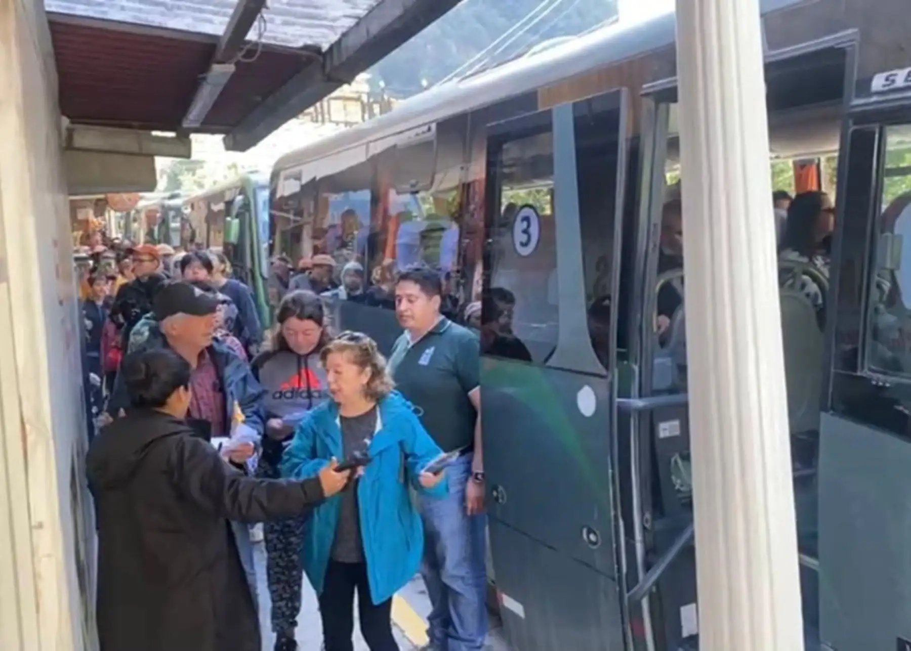 El traslado de turistas a la ciudadela inca de Machu Picchu se desarrolla hoy lunes 8 de septiembre con normalidad. Buses de la empresa Consettur brindan el servicio mientras la Municipalidad de Urubamba confirmó que se eligió una nueva empresa de transportes para que  cubra la ruta mientras se licita la ruta. ANDINA/Difusión