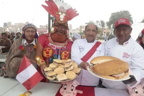 Municipalidad de La Victoria repartió 5.000 panes con chicharrón de manera gratuita para todos los asistentes en la Plaza Manco Cápac de La Victoria