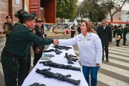 Presidenta Dina Boluarte lidera ceremonia de entrega de segundo lote de fusiles a PNP