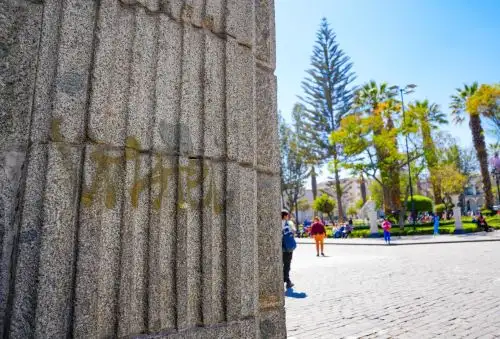 Un nuevo atentado contra el patrimonio cultural se perpetró en Arequipa. Desconocidos realizaron pintas en una de las columnas de los Portales de San Agustín, ubicado en la plaza de Armas, y en la fachada del templo de la Compañía de Jesús.  ANDINA/Difusión