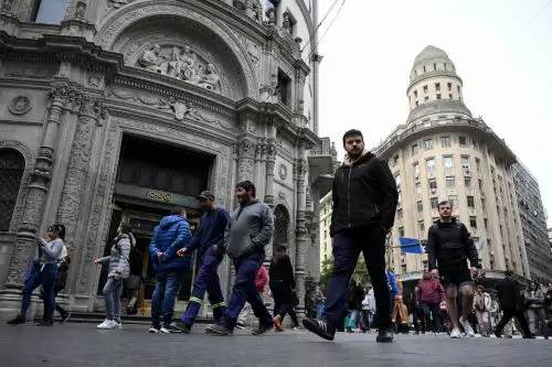 Vista del distrito financiero de Buenos Aires. Los mercados sufrieron un revés el lunes tras la derrota electoral del partido de Milei. Foto: AFP.