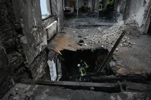 Rescatistas trabajan en el edificio del gobierno ucraniano dañado el domingo durante un ataque aéreo masivo ruso. Foto: AFP.
