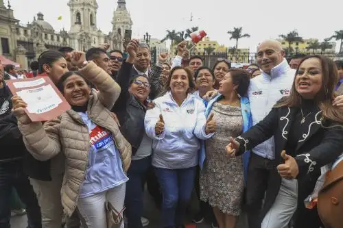 Gobierno entrega 170 000 títulos de propiedad en histórica campaña “Titulatón con Punche”
