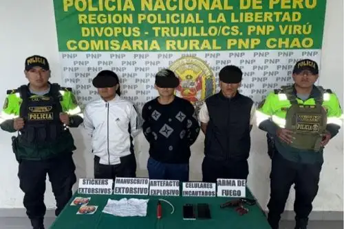 Durante la intervención se encontró una escopeta, cartuchos, material explosivo y manuscritos extorsivos. Foto. Mininter