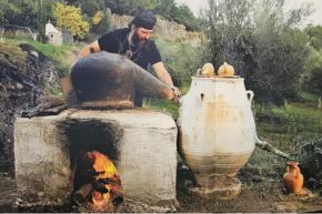 Alambique utilizado por los griegos para destilar tsikoudia, la bebida espirituosa de Creta. Foto: Exposición "Tsikoudia, Spirit of Crete"