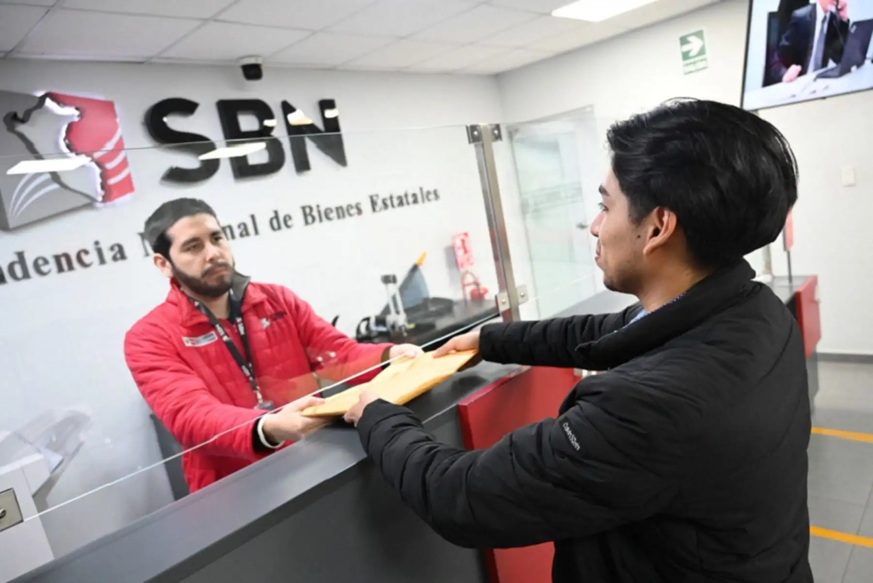 Presentación de sobres con propuestas económicas para terrenos del Estado a subastarse. Foto: Cortesía.