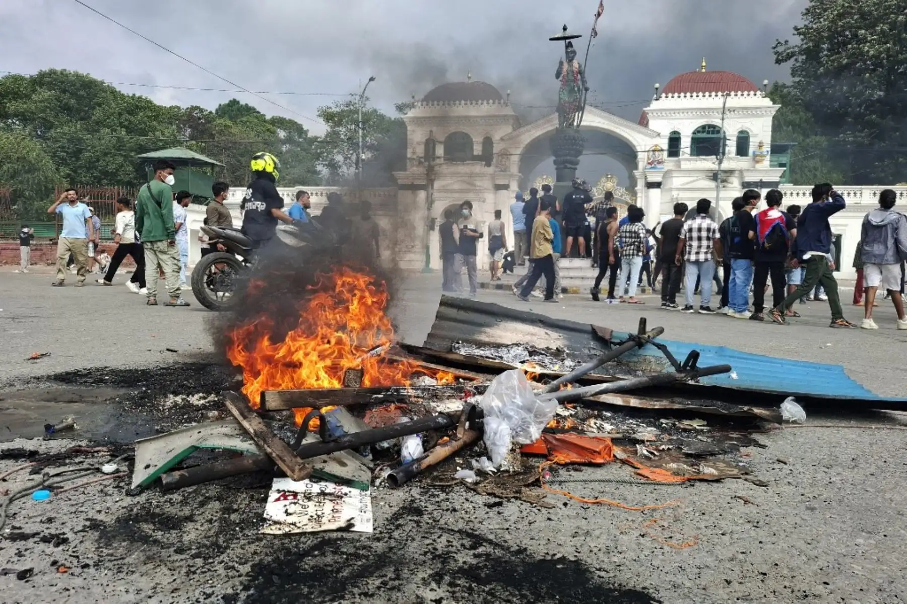 Manifestantes incendiaron objetos durante una protesta para condenar la letal represión policial contra manifestantes en Katmandú. Foto: AFP