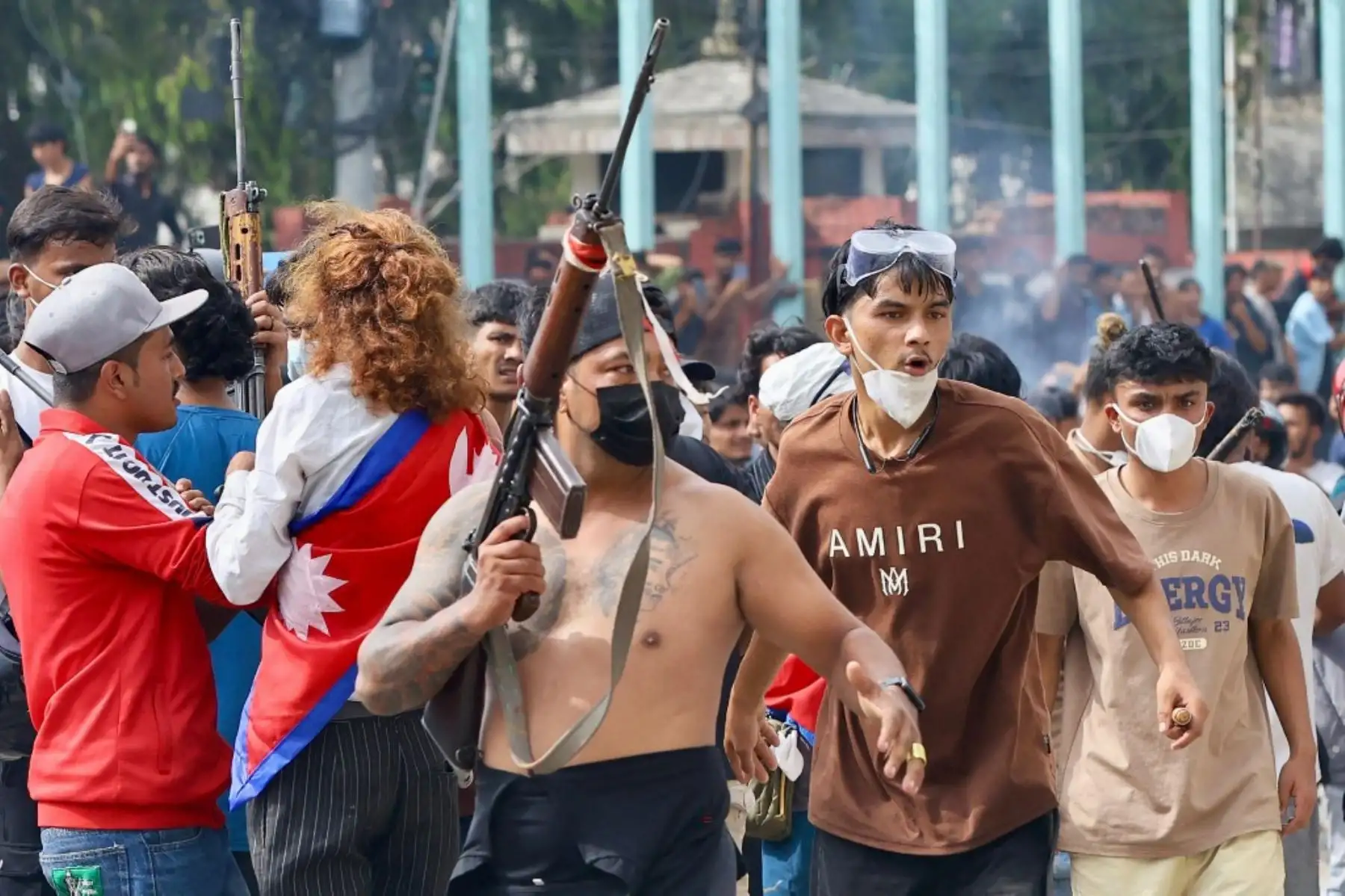 Manifestante empuña un arma de fuego mientras los manifestantes se congregan frente al complejo del palacio Singha Durbar durante una protesta en Katmandú. Foto: AFP