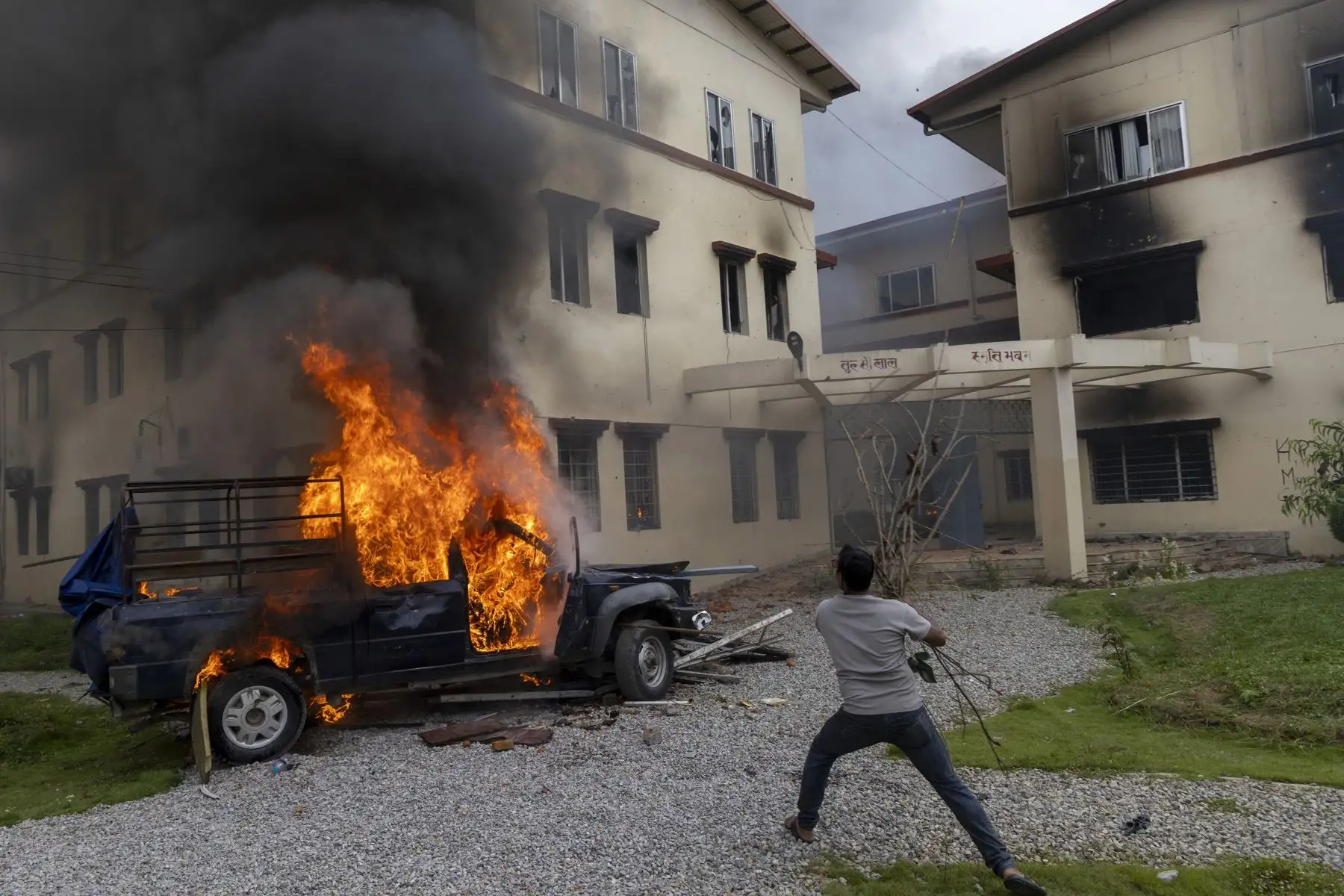 Un vehículo en llamas frente a la sede del Partido Comunista de Nepal fue incendiado en Katmandú, Nepal. Foto: EFE