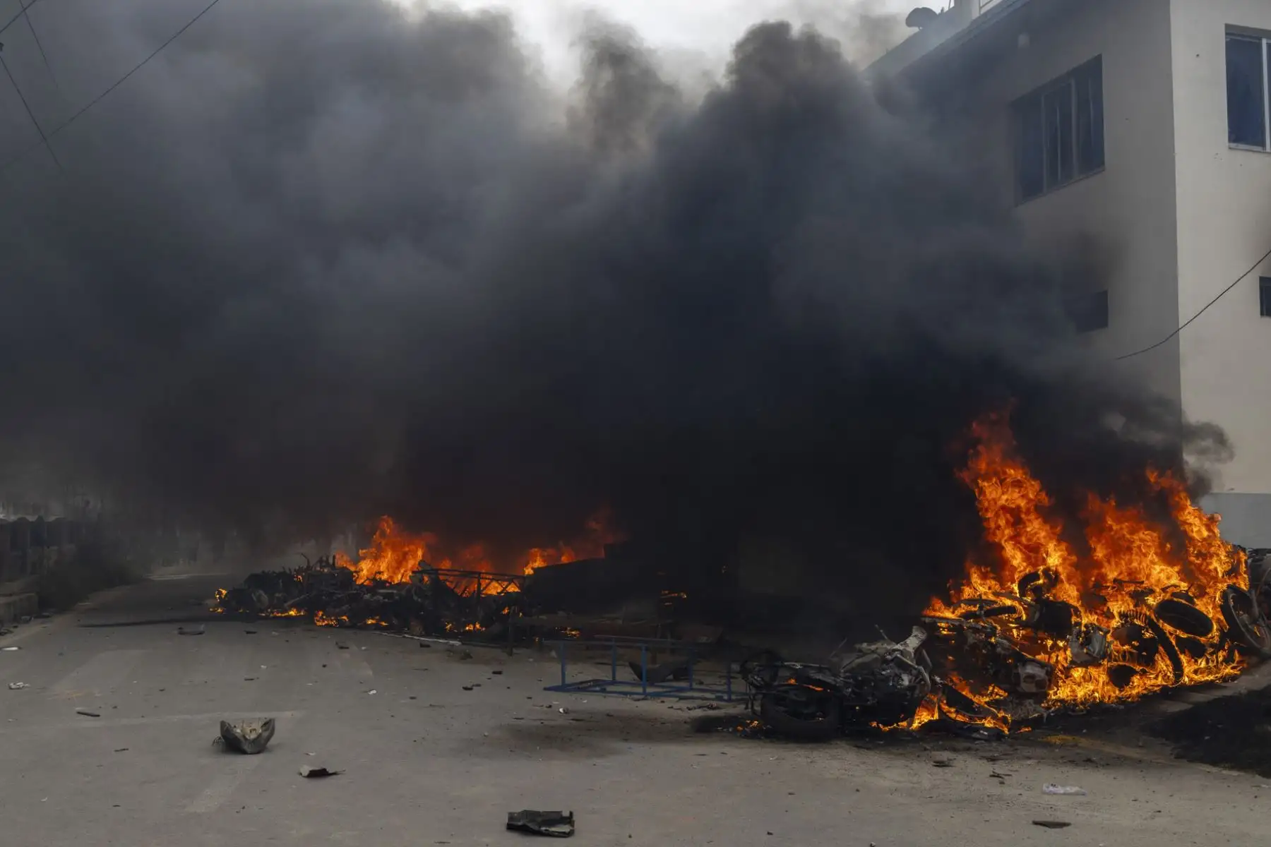 Un vehículo en llamas frente a la sede del Partido Comunista de Nepal fue incendiado en Katmandú, Nepal. Foto: EFE