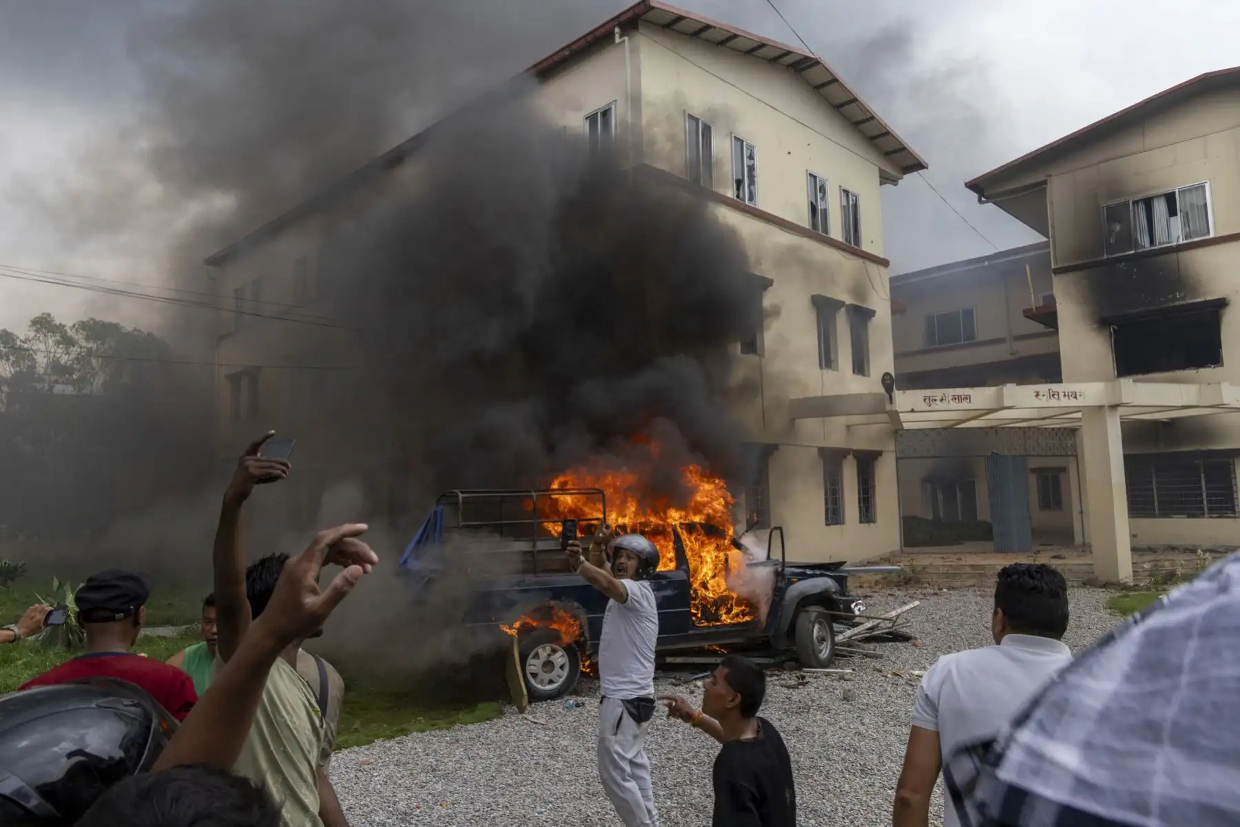 Un vehículo en llamas frente a la sede del Partido Comunista de Nepal fue incendiado en Katmandú, Nepal. Foto: EFE