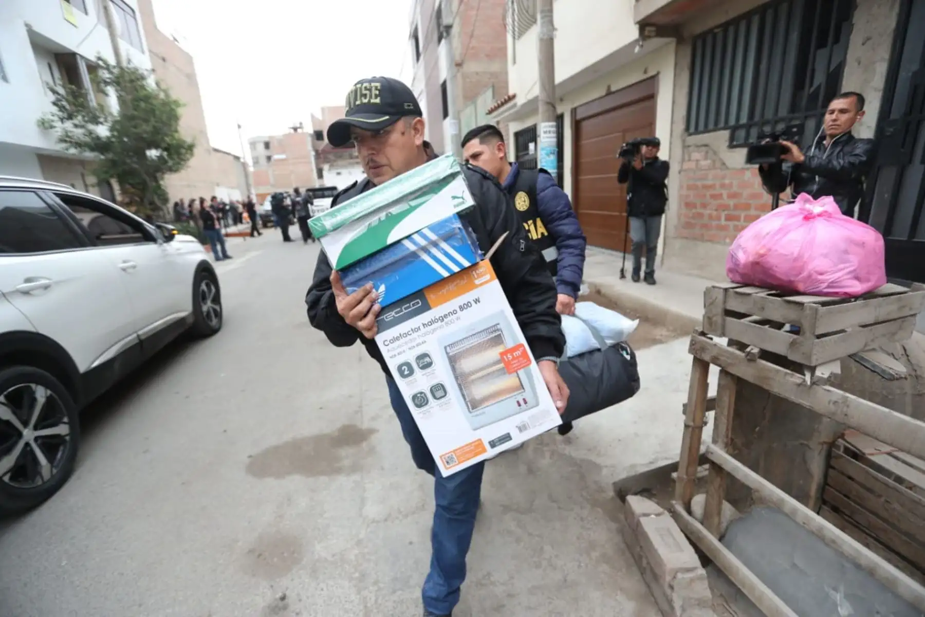 Capturan a cabecilla de la banda Los Desa Occidentales II, quienes extorsionaban a microbuseros y cobradores en el cono norte de Lima.
Inmueble ubicado en Los Olivos.
Foto: ANDINA / Lino Chipana Obregón.