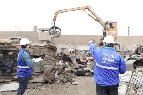 SAT dio inicio a chatarreo de 32 vehículos antiguos con deudas en estado coactivo. Foto: ANDINA/Difusión.