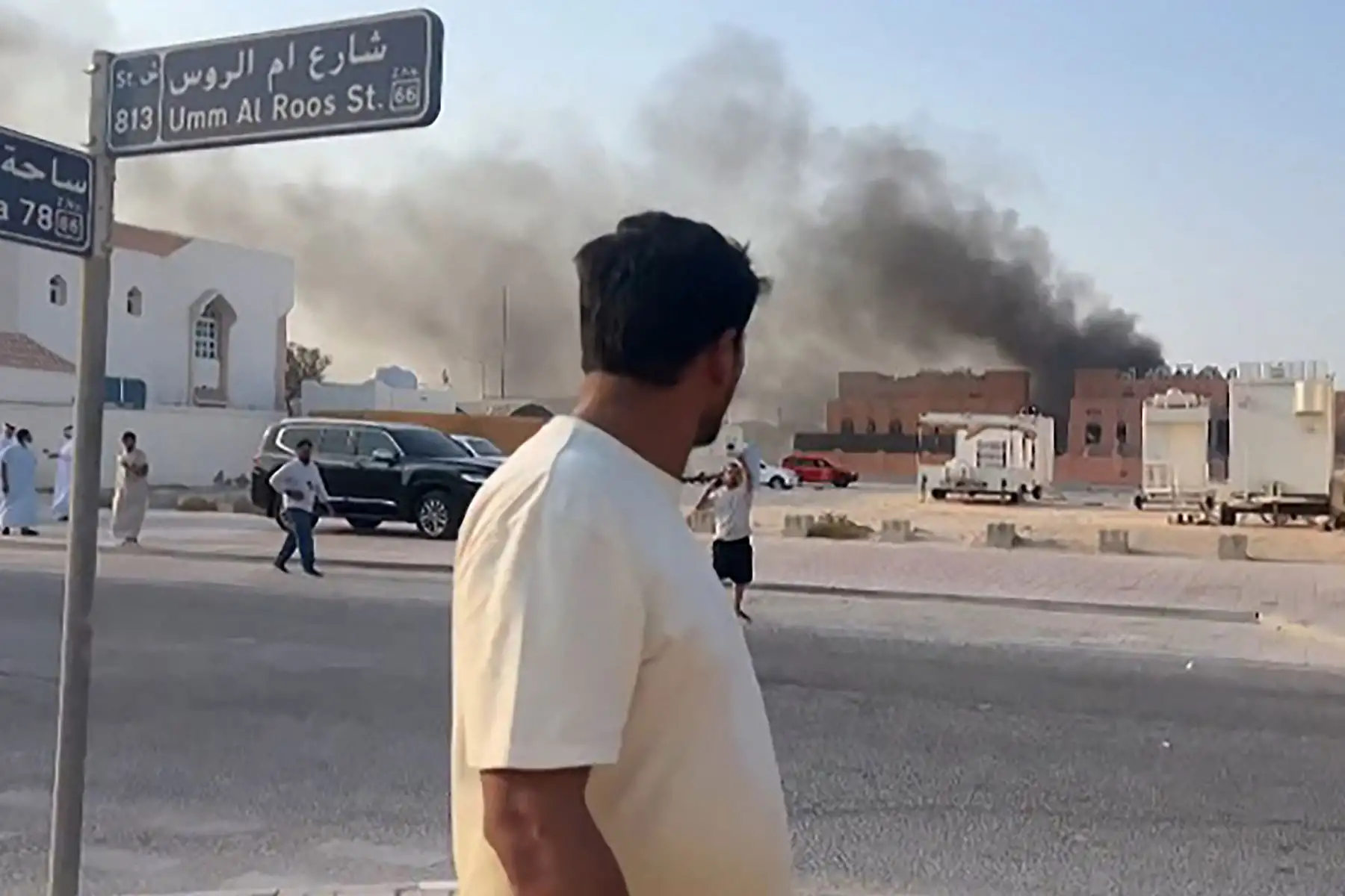 Esta captura de pantalla, tomada de una grabación de AFPTV, muestra a un hombre observando una columna de humo tras las explosiones en Doha. Un oficial militar israelí declaró a AFP que el ejército había llevado a cabo ataques aéreos sobre Doha en una operación contra altos líderes del grupo militante palestino Hamás. 
Foto: AFP