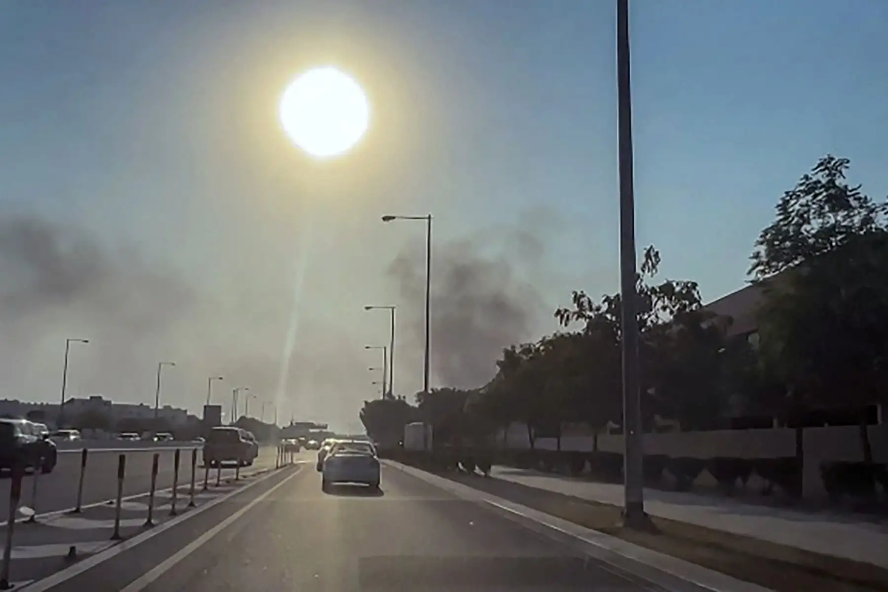 Esta captura de pantalla, tomada de una grabación de AFPTV, muestra a un hombre observando una columna de humo tras las explosiones en Doha. Un oficial militar israelí declaró a AFP que el ejército había llevado a cabo ataques aéreos sobre Doha en una operación contra altos líderes del grupo militante palestino Hamás. 
Foto: AFP