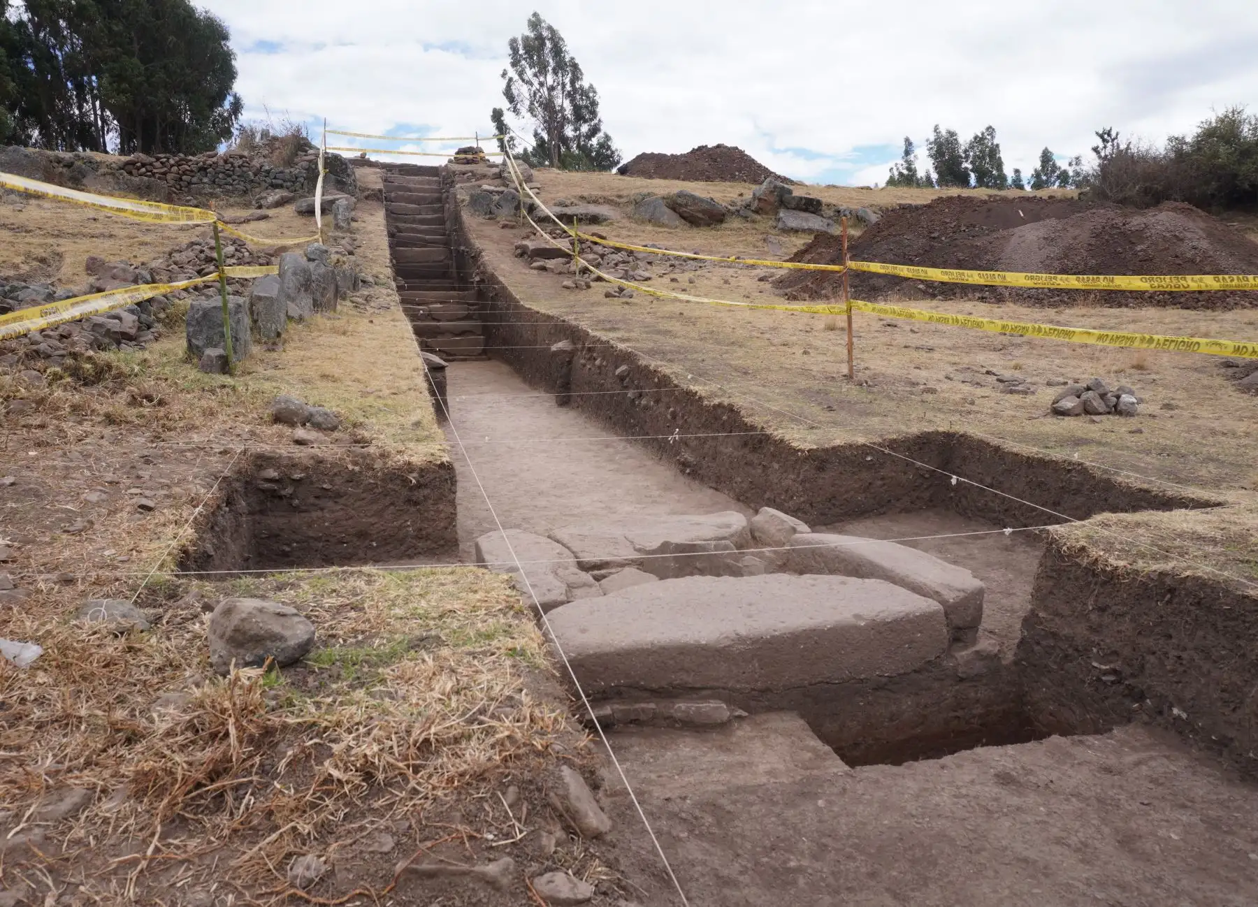 Arqueólogos peruanos hallaron dos escalinatas y un altar sagrado de piedra en el centro ceremonial Campanayuq Rumi, ubicado en la provincia de Vilcashuamán, región Ayacucho.