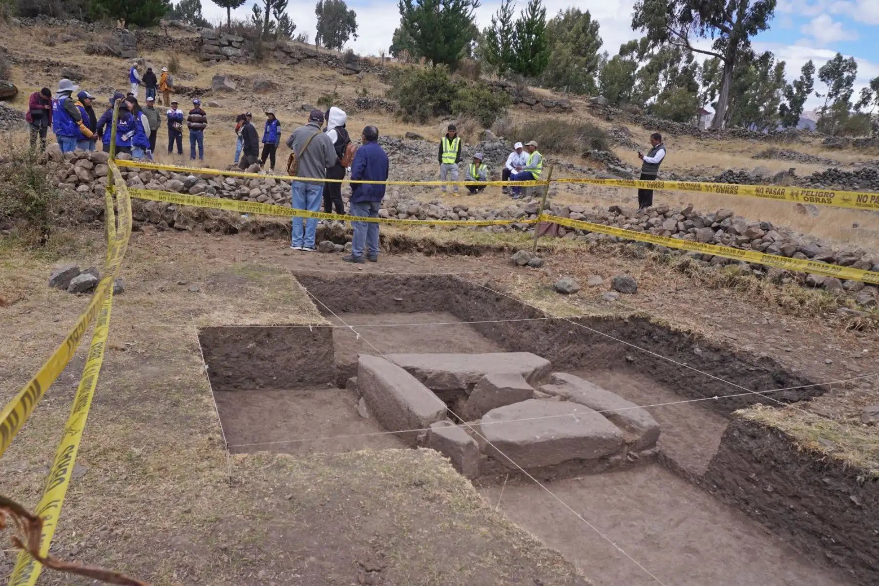 Durante la última temporada de excavaciones se descubrieron dos escalinatas monumentales y un altar sagrado de más de 3,000 años de antigüedad, evidencias que confirman la relevancia del sitio como uno de los más significativos del Período Formativo en la sierra centro-sur del Perú. Foto: Proyecto de Investigación Arqueológico Campanayuq Rumi 2025