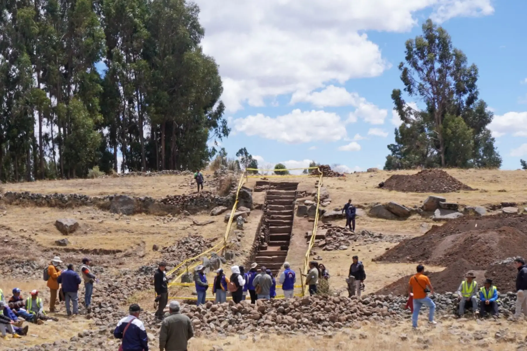 Durante la última temporada de excavaciones se descubrieron dos escalinatas monumentales y un altar sagrado de más de 3,000 años de antigüedad, evidencias que confirman la relevancia del sitio como uno de los más significativos del Período Formativo en la sierra centro-sur del Perú. Foto: Difusión