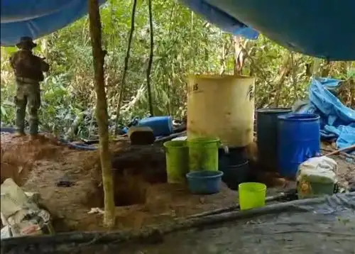 Policía Nacional destruye más de una tonelada de sulfato de cocaína en un laboratorio clandestino ubicado en Ucayali. También destruyó insumos para la elaboración de droga. ANDINA/Difusión