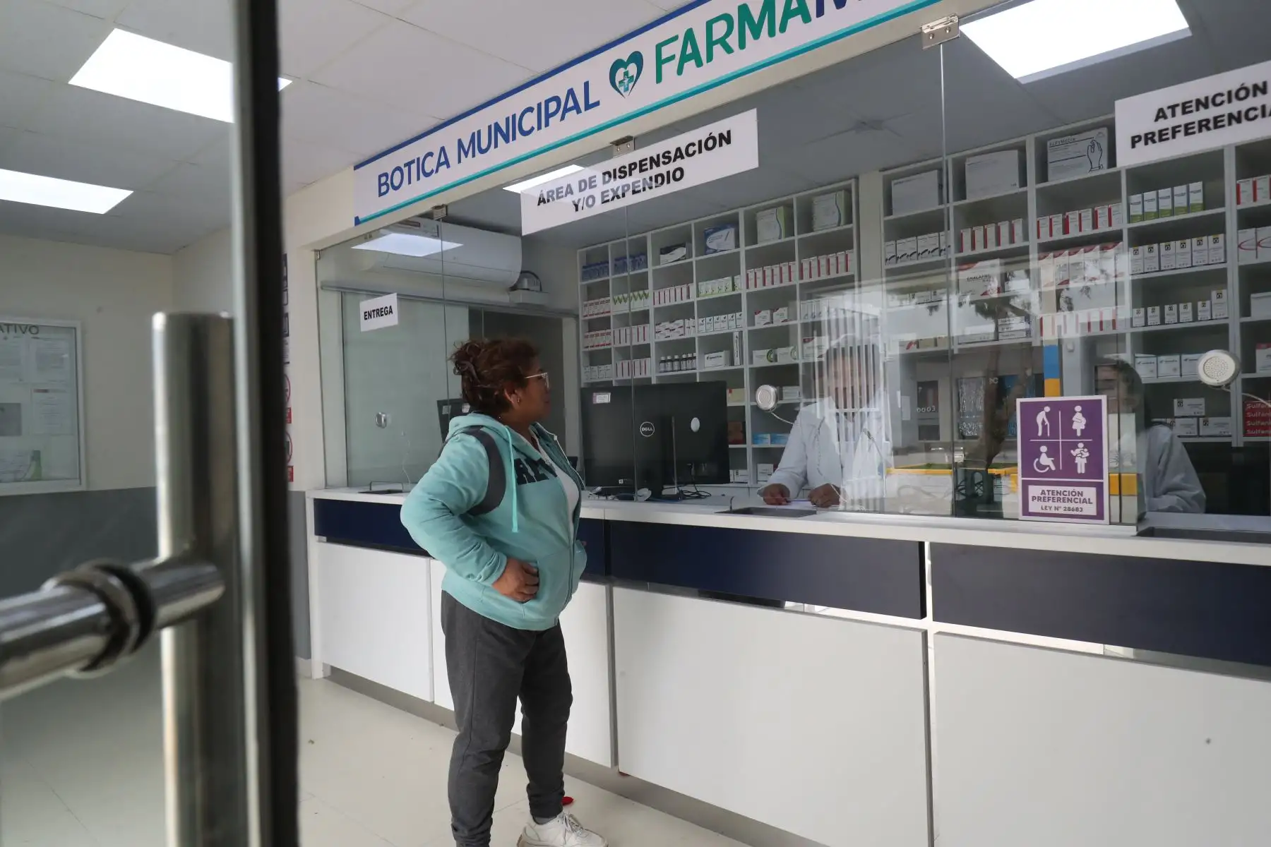 FarmaMinsa inició sus operaciones en Villa El Salvador con el fin de garantizar acceso a medicamentos y dispositivos médicos esenciales, seguros y de calidad. Esta iniciativa beneficiará a más de 439 000 ciudadanos, ofreciendo precios accesibles y fortaleciendo la atención en salud. Foto: ANDINA/Veronica Calderon ZuñigaFoto: ANDINA/Veronica Calderon Zuñiga