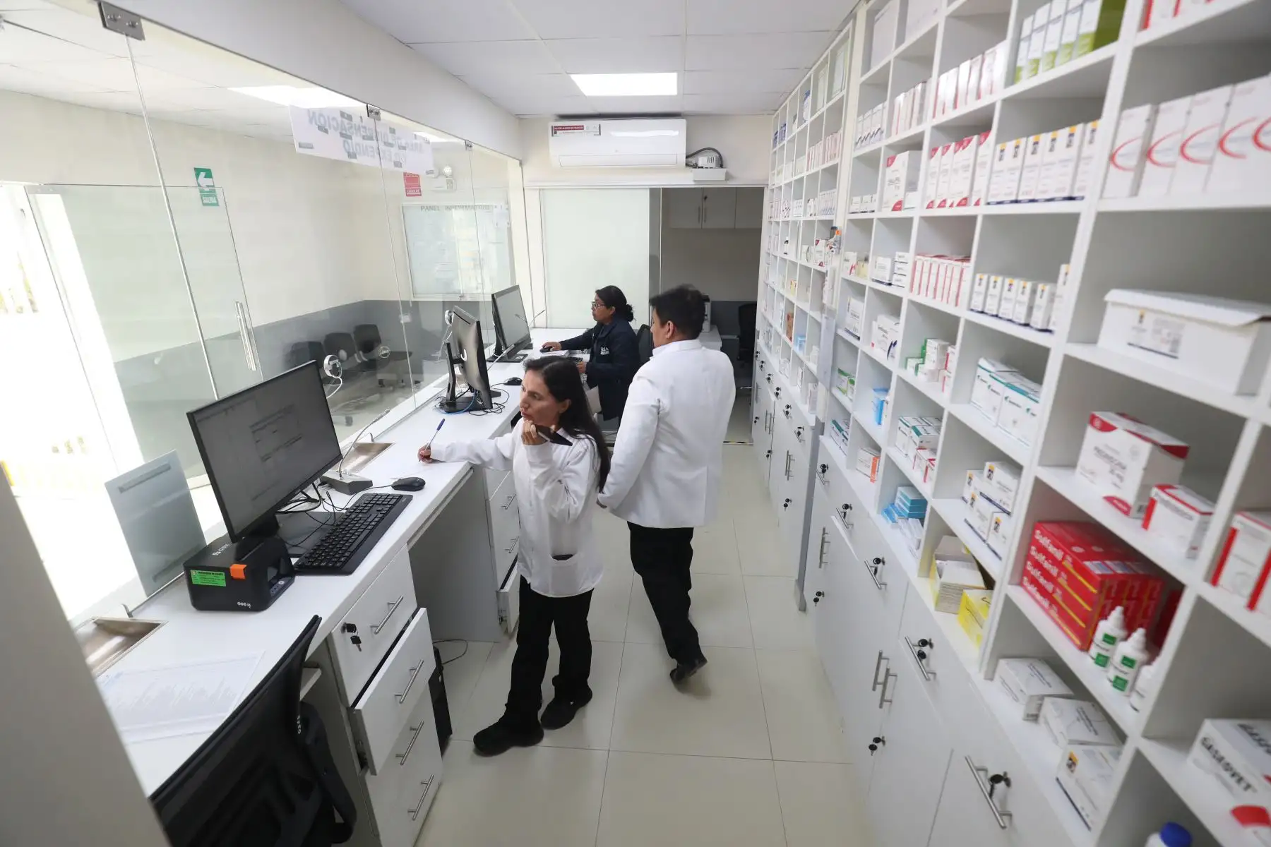 FarmaMinsa inició sus operaciones en Villa El Salvador con el fin de garantizar acceso a medicamentos y dispositivos médicos esenciales, seguros y de calidad. Esta iniciativa beneficiará a más de 439 000 ciudadanos, ofreciendo precios accesibles y fortaleciendo la atención en salud. Foto: ANDINA/Veronica Calderon ZuñigaFoto: ANDINA/Veronica Calderon Zuñiga