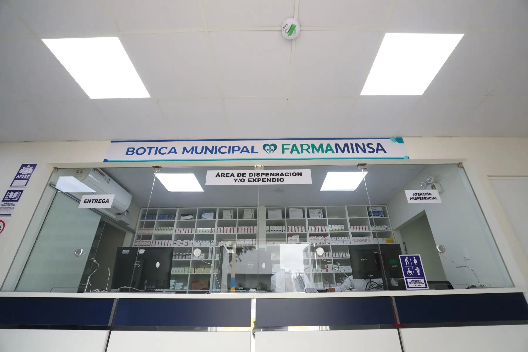 FarmaMinsa inició sus operaciones en Villa El Salvador con el fin de garantizar acceso a medicamentos y dispositivos médicos esenciales, seguros y de calidad. Esta iniciativa beneficiará a más de 439 000 ciudadanos, ofreciendo precios accesibles y fortaleciendo la atención en salud. Foto: ANDINA/Veronica Calderon ZuñigaFoto: ANDINA/Veronica Calderon Zuñiga