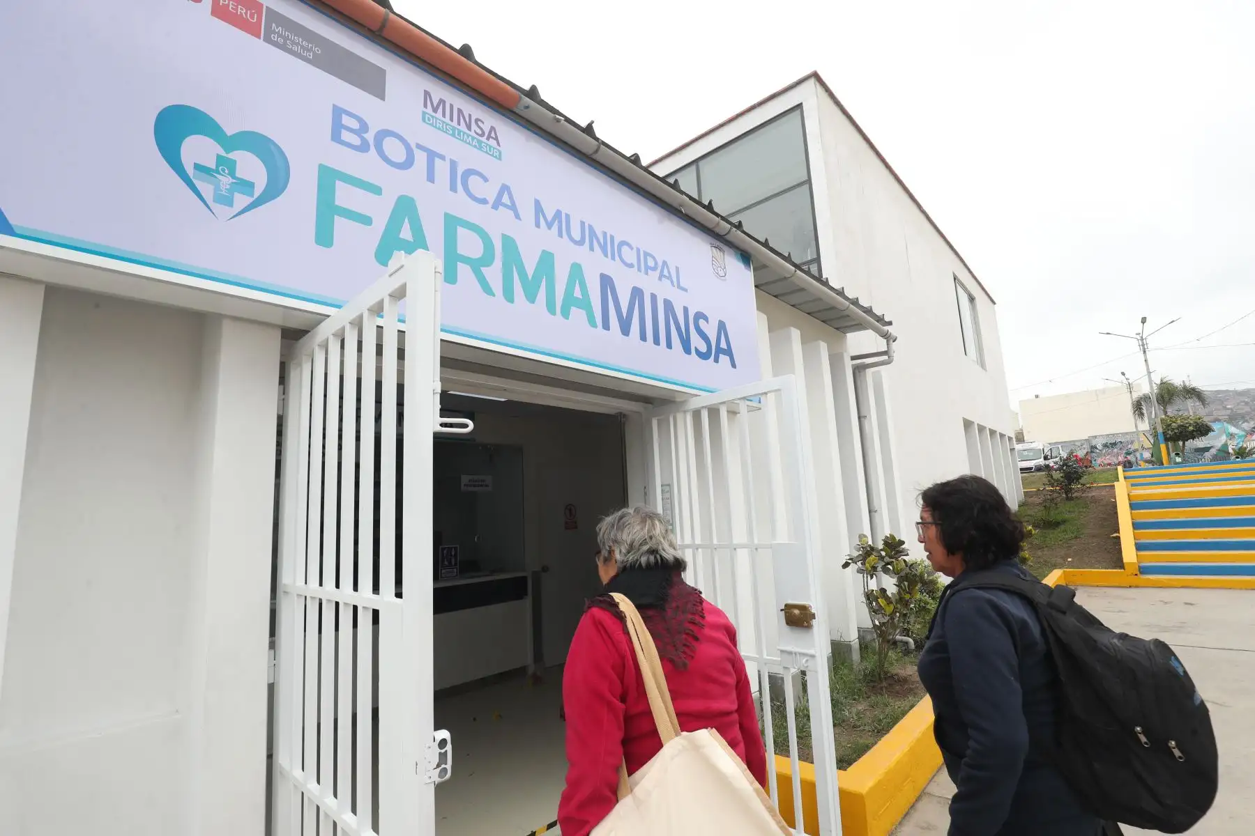 FarmaMinsa inició sus operaciones en Villa El Salvador con el fin de garantizar acceso a medicamentos y dispositivos médicos esenciales, seguros y de calidad. Esta iniciativa beneficiará a más de 439 000 ciudadanos, ofreciendo precios accesibles y fortaleciendo la atención en salud. Foto: ANDINA/Veronica Calderon ZuñigaFoto: ANDINA/Veronica Calderon Zuñiga