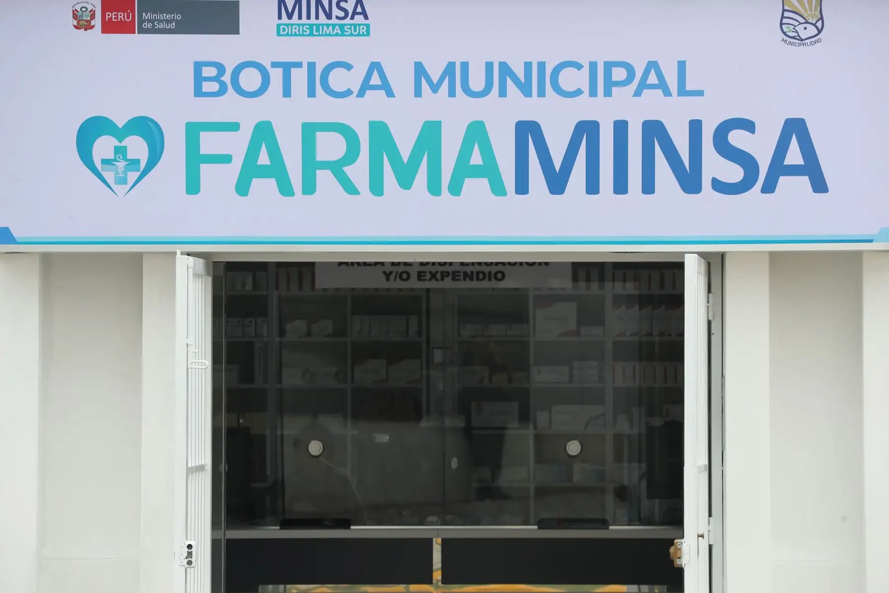 FarmaMinsa inició sus operaciones en Villa El Salvador con el fin de garantizar acceso a medicamentos y dispositivos médicos esenciales, seguros y de calidad. Esta iniciativa beneficiará a más de 439 000 ciudadanos, ofreciendo precios accesibles y fortaleciendo la atención en salud. Foto: ANDINA/Veronica Calderon ZuñigaFoto: ANDINA/Veronica Calderon Zuñiga