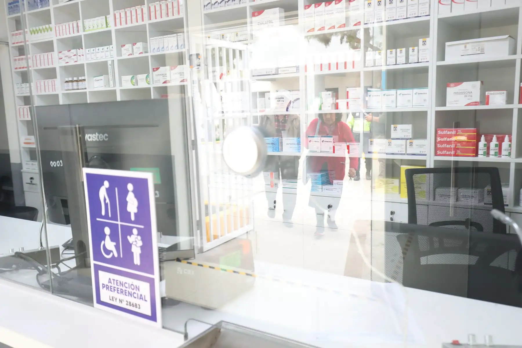 FarmaMinsa inició sus operaciones en Villa El Salvador con el fin de garantizar acceso a medicamentos y dispositivos médicos esenciales, seguros y de calidad. Esta iniciativa beneficiará a más de 439 000 ciudadanos, ofreciendo precios accesibles y fortaleciendo la atención en salud. Foto: ANDINA/Veronica Calderon ZuñigaFoto: ANDINA/Veronica Calderon Zuñiga