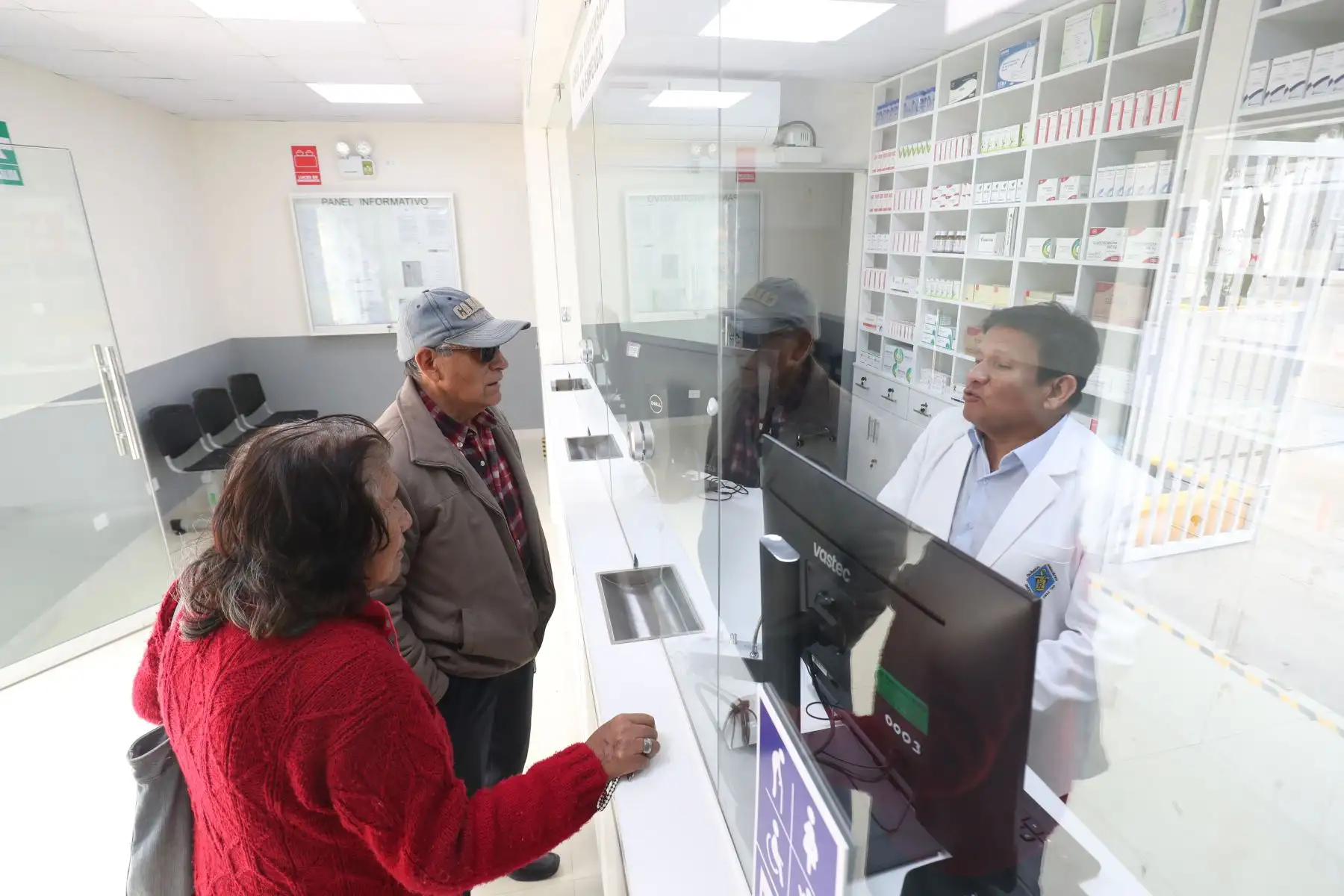 FarmaMinsa inició sus operaciones en Villa El Salvador con el fin de garantizar acceso a medicamentos y dispositivos médicos esenciales, seguros y de calidad. Esta iniciativa beneficiará a más de 439 000 ciudadanos, ofreciendo precios accesibles y fortaleciendo la atención en salud. Foto: ANDINA/Veronica Calderon ZuñigaFoto: ANDINA/Veronica Calderon Zuñiga